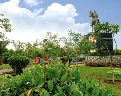 Wisata Taman Mayangkara di Surabaya, 1. Wisata Monumen Pahlawan, 2. Wisata patung Buddha dengan Empat Wajah , 3. Wisata Jembatan Merah , 4. Wisata Monumen Kapal Selam di Surabaya, 5. Taman Harmoni Keputih, 6. Wisata Museum WR. Soepratman , 7. Wisata Kelenteng Hong Tiek Hian, 8. Wisata Jembatan Suramadu, 9. Wisata Rumah Batik, 10. Wisata Monumen Bambu Runcing , 11. Wisata Ciputra Waterpark (Tutup), 12. Wisata Kebun Binatang Surabaya , 13. Wisata Hutan Mangrove Wonorejo, 14. Wisata Pantai Kenjeran, 15. Wisata Pasar Bunga Bratang , 16. Wisata Masjid Nasional Al-Akbar di Surabaya, 17. Wisata Gereja Perawan Maria Tak Berdosa , 18. Wisata Taman Bungkul , 19. Wisata Taman Apsari , 20. Taman Dr. Soetomo (Taman Korea) , 21. Wisata Taman Mayangkara di Surabaya, 22. Wisata Taman Pelangi , 23. Wisata Taman Mundu , 24. Taman Buah Undaan di Surabaya, 25. Wisata Taman Prestasi di Surabaya, 26. Wisata House of Sampoerna , 27. Surabaya North Quay, 28. Taman Gantung Surabaya, 29. Monumen Suroboyo – Suroboyo Park, 30. Jembatan Biru Kenjeran Surabaya, 31. Food Junction Grand Pakuwon, 32. Skate & BMX Surabaya, 33. Waterpark Kenjeran – Ria Beach Kenjeran, 34. Arca Joko Dolog Surabaya, 35. Monumen Patung Gubernur Suryo, 36. Masjid Ampel Surabaya, 37. Perpustakaan Bank Indonesia, 38. Kebun Bibit Wonorejo, 39. Museum Kesehatan Dr. Adhyatma, 40. Jalan Kembang Jepun, 41. THR (Taman Hiburan Rakyat), 42. Masjid Muhammad Cheng Hoo, 43. Kebun Bibit Ngagel Jaya (Kebun Bibit Wonorejo 2), 44. Museum Surabaya (Gedung Siola), 45. Monumen Jalesveva Jayamahe, 45. Taman Kenjeran Surabaya, 46. Jalan Tunjungan Surabaya, 47. Kampung Bulak Surabaya, 48. Gereja Kepanjen, Surabaya, 49. Klenteng Sanggar Agung, 50. Taman Sakura Keputih, 51. Suroboyo Carnival Park (Tutup), 52. G Walk Surabaya, 53. Hutan Bambu Keputih, 54. De Mata Trick Eye Museum (Tutup), 55. Kebun Bibit Surabaya, 56. Taman Pertanian Terpadu Balas Klumprik, 57. Kota Tua Surabaya, 58. Taman Cahaya, 59. Surya Park