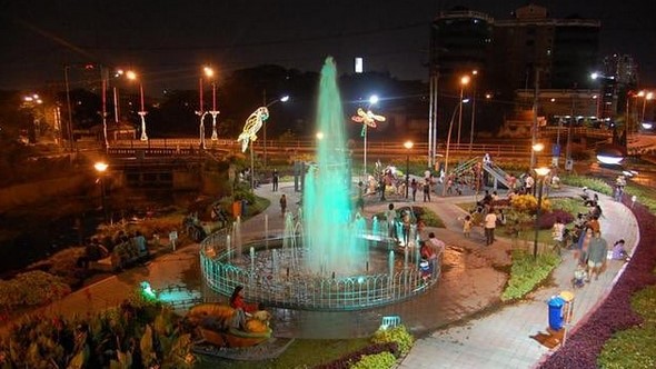 Wisata Taman Mundu , 1. Alun – Alun Surabaya, 2. G-Walk, 4. Patung Sura dan Baya, 5. Pasar Malam Kodam Brawijaya, 6. Taman Pelangi, 7. Jembatan Suramadu, 8. Surabaya North Quay, 9. Food Festival Pakuwon City, 10. Patung Suro Boyo Skate &amp; BMX Park, 11. Taman Apsari, 12. Taman Bungkul, 13. Monumen Bambu Runcing, 14. Taman Prestasi Surabaya, 15. House of Sampoerna (Tutup Sementara), 16. Danau Angsa Pakuwon City, 17. Taman Kunang Kunang, 18. Kota Tua Surabaya, 19. Taman Mundu – Taman 10 Nopember, 20. Wisata Perahu Kalimas, 21. Taman Mayangkara, 22. Taman Surya, 23. Kya Kya Surabaya, 24. Taman Persahabatan Korea, 25. Taman Hiburan Rakyat, 26. Taman AIS Nasution Surabaya, 27. Suroboyo Carnival Park (Tutup), 28. Taman Sejarah, 29. Pagoda Tian Ti, 30. Taman Lanjut Usia
