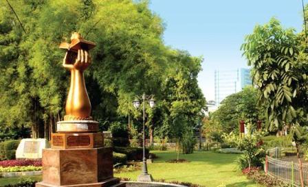Wisata Taman Prestasi di Surabaya, 1. Wisata Monumen Pahlawan, 2. Wisata patung Buddha dengan Empat Wajah , 3. Wisata Jembatan Merah , 4. Wisata Monumen Kapal Selam di Surabaya, 5. Taman Harmoni Keputih, 6. Wisata Museum WR. Soepratman , 7. Wisata Kelenteng Hong Tiek Hian, 8. Wisata Jembatan Suramadu, 9. Wisata Rumah Batik, 10. Wisata Monumen Bambu Runcing , 11. Wisata Ciputra Waterpark (Tutup), 12. Wisata Kebun Binatang Surabaya , 13. Wisata Hutan Mangrove Wonorejo, 14. Wisata Pantai Kenjeran, 15. Wisata Pasar Bunga Bratang , 16. Wisata Masjid Nasional Al-Akbar di Surabaya, 17. Wisata Gereja Perawan Maria Tak Berdosa , 18. Wisata Taman Bungkul , 19. Wisata Taman Apsari , 20. Taman Dr. Soetomo (Taman Korea) , 21. Wisata Taman Mayangkara di Surabaya, 22. Wisata Taman Pelangi , 23. Wisata Taman Mundu , 24. Taman Buah Undaan di Surabaya, 25. Wisata Taman Prestasi di Surabaya, 26. Wisata House of Sampoerna , 27. Surabaya North Quay, 28. Taman Gantung Surabaya, 29. Monumen Suroboyo – Suroboyo Park, 30. Jembatan Biru Kenjeran Surabaya, 31. Food Junction Grand Pakuwon, 32. Skate & BMX Surabaya, 33. Waterpark Kenjeran – Ria Beach Kenjeran, 34. Arca Joko Dolog Surabaya, 35. Monumen Patung Gubernur Suryo, 36. Masjid Ampel Surabaya, 37. Perpustakaan Bank Indonesia, 38. Kebun Bibit Wonorejo, 39. Museum Kesehatan Dr. Adhyatma, 40. Jalan Kembang Jepun, 41. THR (Taman Hiburan Rakyat), 42. Masjid Muhammad Cheng Hoo, 43. Kebun Bibit Ngagel Jaya (Kebun Bibit Wonorejo 2), 44. Museum Surabaya (Gedung Siola), 45. Monumen Jalesveva Jayamahe, 45. Taman Kenjeran Surabaya, 46. Jalan Tunjungan Surabaya, 47. Kampung Bulak Surabaya, 48. Gereja Kepanjen, Surabaya, 49. Klenteng Sanggar Agung, 50. Taman Sakura Keputih, 51. Suroboyo Carnival Park (Tutup), 52. G Walk Surabaya, 53. Hutan Bambu Keputih, 54. De Mata Trick Eye Museum (Tutup), 55. Kebun Bibit Surabaya, 56. Taman Pertanian Terpadu Balas Klumprik, 57. Kota Tua Surabaya, 58. Taman Cahaya, 59. Surya Park