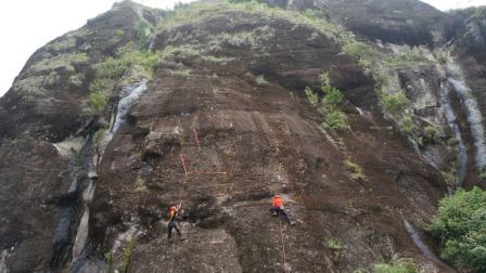 1. Wisata Gunung Papandayan , 2. Wisata Gunung Cikuray , 3. Wisata Gunung Guntur , 4. Tempat Wisata Situ Bagendit di Garut , 5. Wisata Situ dan Candi Cangkuang , 6. Wisata Pemandian Air Panas Cipanas, 7. Wisata Pemandian Air Panas Darajat , 8. Wisata Kawah Putih Talaga Bodas , 9. Wisata Arung Jeram Sungai Cimanuk , 10. Wisata Tebing Alam Batu Tumpang , 11. Wisata Pantai Santolo , 12. Wisata Pantai Sayang Heulang , 13. Wisata Pantai Rancabuaya , 14. Tempat Wisata Taman Satwa Cikembulan di Garut , 15. Wisata Curug Citiis , 16. Wisata Curug Orok , 17. Pantai Puncak Guha di Garut, 18. Wisata Pantai Cijeruk Indah, 19. Wisata Pantai Karang Paranje, 20. Kampung Sampireun, 21. Sabda Alam Cipanas, 22. Kawah Darajat Garut, 23. Curug Cimandi Racun, 24. Curug Sang Hyang Taraje, 25.  Kebun Mawar Situhapa Garut, 26. Kawah Kamojang, 27. Pantai Cicalobak, 28. Pantai Taman Manalusu, 29. Perkebunan Teh Dayeuh Manggung, 30. Kolam Air Panas Cikarees, 31. Bukit Pilar Angin, 32. Leuweung Oko D’Great, 33. Leuwi Tonjong, 34. Bukit Palahlar, 35. Bukit Nangklak, 36. Pusat Konservasi Elang Kamojang, 37. Curug Cikawung, 38. Curug Cibadak, 39. Batu Patapaan, 40. Gunung Piramida Sadahurip, 41. Curug Nyogong, 42. Leuwi Korsi, 43. Leuwi Jurig, 44. Leuwi Jubleg, 45. Bukit Teletubbies Pasir Pogor, 46. Karacak Valley, 47. Cilopang Adventure Camp, 48. Papandayan Leisure Park, 49. River Tubing Cikaengan, 50. Curug Batu Nyusun, 51. Curug Ciarjuna, 52. Hutan Mati Gunung Papandayan