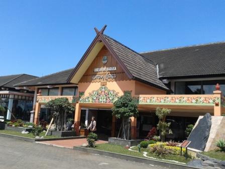 Museum Sri Baduga Bandung, 1. Gunung Tangkuban Perahu, 2. Trans Studio Bandung, 3. Wisata Kawah Putih Ciwidey, 4. Curug Dago di Bandung, 5. Wisata Belanja Pasar Baru di Bandung, 6. Wisata Edukasi Observatorium Bosscha di Bandung, 7. Wisata Alam Danau Situ Patenggang di Bandung, 8. Wisata Air Panas Ciater, 9. Wisata Kampung Gajah di Bandung (Tutup Permanen), 10. Tempat Wisata Kebun Binatang di Bandung, 11. Wisata Rumah Mode Bandung, 12. Wisata Seni Saung Angklung Udjo Di Bandung, 13. Wisata Edukasi Museum Geologi Bandung, 14. Paskal Food Market, 15. Rumah Strawberry Ciwidey, 16. Cihampelas Walk, 17. Museum Konferensi Asia Afrika, 18. Museum Sri Baduga Bandung, 19. Taman Lalu Lintas Ade Irma Suryani, 20. Kolam Renang Karang Setra, 21. Taman Wisata Alam Maribaya, 22. Kawasan Punclut Bandung Utara, 23. Kebun Bunga Cihideung, 24. Tempat Wisata De’Ranch, 25. Wisata Kuliner Floating Market, 26. Perkebunan Teh Rancabali, 27. Wisata Air Panas Ciwalini, 28. Wisata Bumi Perkemahan Ranca Upas, 29. Little Seoul Bandung, 30. Dusun Bambu Lembang, 31. Taman Hutan Raya Ir Djuanda, 32. Curug Upas, 33. Ciwidey Valley Resort, 34. Sendang Kahuripan, 35. Situ Cileunca, 36. Taman Balai Kota, 37. Gunung Puntang, 38. Stone Garden, 39. Chinatown Bandung, 40. Bird Pavilion, 41. Curug Malela, 42. Tebing Keraton, 43. Puncak Bintang, 44. Amazing Art World, 45. Street Gourmet, 46. Curug Cimahi, 47. Tafso Barn, 48. Sanghyang Heuleut, 49. The Great Asia Afrika, 50. Tebing Citatah, 51. Jalan Braga, 52. D’Dieuland, 53. Jembatan Kereta Api Cikudapateuh Ciwidey, 54. Upside Down World Bandung, 55. Orchid Forest Cikole, 56. Kebun Teh Sukawana, 57. Kampoeng Tulip, 58. Kampung Pasir Ipis, 59. Kebun Bunga Begonia, 60. Wisata Grafika Cikole, 61. Pine Forest Camp Lembang, 62. The Lodge Maribaya, 63. Farm House Susu Lembang, 64. Glamping Lakeside, 65. Curug Keraton Cibodas, 66. Curug Layung Lembang, 67. Curug Tilu Leuwi Opat, 68. Jendela Alam, 69. Ciwangun Indah Camp (CIC) Lembang, 70. Taman Miniatur Kereta Api, 71. Lereng Anteng Panoramic Coffee, 72. Gunung Putri Lembang, 73. Kawasan Berkuda Ganesha H Equestrian, 74. Bukit Labyrinth Ganesha H Equestrian, 75. Bukit Pangjebolan Lembang, 76. Argowisata Kawah Rengganis, 77. Pemandian Air Panas Ciwalini, 78. Curug Cipanji Bandung, 79. Wisata Air Curug Tilu, 80. Bukit Jamur Rancabolang Ciwidey, 81. Barusen Hills, 82. Kampung Cai Rancaupas, 83. Bumi Perkemahan Ranca Cangkuang, 84. Cimanggu Hot Spring & Cottage, 85. Taman Kelinci Ciwidey, 86. Danau eMTe Highland Resort, 87. Green Hill Park TWA Cimanggu