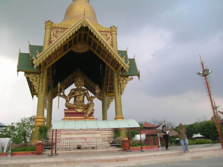 Wisata patung Buddha dengan Empat Wajah via Detik, 1. Wisata Monumen Pahlawan, 2. Wisata patung Buddha dengan Empat Wajah , 3. Wisata Jembatan Merah , 4. Wisata Monumen Kapal Selam di Surabaya, 5. Taman Harmoni Keputih, 6. Wisata Museum WR. Soepratman , 7. Wisata Kelenteng Hong Tiek Hian, 8. Wisata Jembatan Suramadu, 9. Wisata Rumah Batik, 10. Wisata Monumen Bambu Runcing , 11. Wisata Ciputra Waterpark (Tutup), 12. Wisata Kebun Binatang Surabaya , 13. Wisata Hutan Mangrove Wonorejo, 14. Wisata Pantai Kenjeran, 15. Wisata Pasar Bunga Bratang , 16. Wisata Masjid Nasional Al-Akbar di Surabaya, 17. Wisata Gereja Perawan Maria Tak Berdosa , 18. Wisata Taman Bungkul , 19. Wisata Taman Apsari , 20. Taman Dr. Soetomo (Taman Korea) , 21. Wisata Taman Mayangkara di Surabaya, 22. Wisata Taman Pelangi , 23. Wisata Taman Mundu , 24. Taman Buah Undaan di Surabaya, 25. Wisata Taman Prestasi di Surabaya, 26. Wisata House of Sampoerna , 27. Surabaya North Quay, 28. Taman Gantung Surabaya, 29. Monumen Suroboyo – Suroboyo Park, 30. Jembatan Biru Kenjeran Surabaya, 31. Food Junction Grand Pakuwon, 32. Skate & BMX Surabaya, 33. Waterpark Kenjeran – Ria Beach Kenjeran, 34. Arca Joko Dolog Surabaya, 35. Monumen Patung Gubernur Suryo, 36. Masjid Ampel Surabaya, 37. Perpustakaan Bank Indonesia, 38. Kebun Bibit Wonorejo, 39. Museum Kesehatan Dr. Adhyatma, 40. Jalan Kembang Jepun, 41. THR (Taman Hiburan Rakyat), 42. Masjid Muhammad Cheng Hoo, 43. Kebun Bibit Ngagel Jaya (Kebun Bibit Wonorejo 2), 44. Museum Surabaya (Gedung Siola), 45. Monumen Jalesveva Jayamahe, 45. Taman Kenjeran Surabaya, 46. Jalan Tunjungan Surabaya, 47. Kampung Bulak Surabaya, 48. Gereja Kepanjen, Surabaya, 49. Klenteng Sanggar Agung, 50. Taman Sakura Keputih, 51. Suroboyo Carnival Park (Tutup), 52. G Walk Surabaya, 53. Hutan Bambu Keputih, 54. De Mata Trick Eye Museum (Tutup), 55. Kebun Bibit Surabaya, 56. Taman Pertanian Terpadu Balas Klumprik, 57. Kota Tua Surabaya, 58. Taman Cahaya, 59. Surya Park