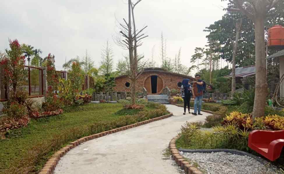 Agrowisata Tenayan Raya via InfoPKU, 1. Objek Wisata Keluarga Riau Fantasi , 2. Tempat Rekreasi Kebun Binatang Sang Kulim , 3. Destinasi Wisata Danau Buatan Lembah Sari , 4. Objek Wisata Taman Rekreasi Alam Mayang di Pekanbaru, 5. Tempat Wisata Seru Istana Siak Sri Indrapura , 6. Objek Wisata Religi Masjid Agung An Nur di Pekanbaru, 7. Tempat Wisata Edukasi Perpustakaan Soeman H.S di Pekanbaru, 8. Wisata Sejarah di Masjid Senapelan Pekanbaru, 9. Tempat Wisata Belanja Pasar Bawah di Pekanbaru, 10. Wisata Belanja Oleh-oleh Dekranasda di Pekanbaru, 11. Objek Wisata Sejarah Museum Sang Nila Utama , 12. Tempat Wisata Alam Air Terjun Aek Martua, 13. Liburan Seru ke Anjungan Seni Idrus Tintin di Pekanbaru, 14. Objek Wisata Alam Air Terjun Guruh Gemurai di Pekanbaru, 15. Destinasi Wisata Desa Okura di Pekanbaru, 16. Liburan ke Taman Hutan Raya Sultan Syarif Kasim, 17. Objek Wisata Seru Sungai Kampar, 18. Tempat Wisata Kuliner Sup Tunjang Tribuana di Pekanbaru, 19. Tempat Makan yang Enak RM Baung, 20. Air Terjun Batu Dinding , 21. Taman Putri Kaca Mayang, 22. Wisata Budaya di Balai Adat Riau, 23. Menikmati Kopi di Kedai Kopi Kawasan Hang Tuah, 24. Air Terjun Batang Kapas, 25. Rainbow Hills Rumbai, 26. Bukit Kapur Air Hitam, 27. Hutan Kota Pekanbaru, 28. Danau Bandar Kayangan, 29. Citraland Waterpark, 30. Kuantan Regency Waterpark, 31. Taman Wisata Alam Mayang, 32. Agrowisata Tenayan Raya, 33. Taman Kota Pekanbaru, 34. Arboretum Universitas Riau, 35. Trans Studio Mini Pekanbaru, 36. Kawah Biru, 37. Teluk Jering, 38. Candi Muara Takus