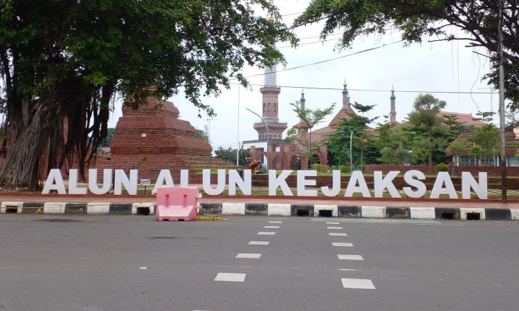 Alun-alun Kejaksaan via Google Maps Rifai Idris, 1. Wisata Sejarah Keraton Kasepuhan di Cirebon, 2. Objek Wisata Keraton Kanoman di Cirebon, 3. Wahana Bermain Apita Waterboom, 4. Objek Wisata Sejarah Taman Sari Gua Sunyaragi di Cirebon, 5. Destinasi Wisata Banyu Panas Palimanan di Cirebon, 6. Wisata Religi Masjid Agung Sang Cipta Rasa Cirebon, 7. Wisata Belanja Terkenal Batik Trusmi Cirebon, 8. Wahana Bermain Waterboom siwalk di Cirebon, 9. Wahana Liburan Seru Outbound Siwalk di Cirebon, 10. Objek Wisata Danau Setu Patok di Cirebon, 11. Destinasi Wisata Wanawisata Ciwaringin di Cirebon, 12. Desa Wisata Cikalahang Cirebon, 13. Objek Wisata Situ Sedong di Cirebon, 14. Wahana Bermain Taman Ade Irma Suryani (Waterland) di Cirebon, 15. Wisata Kuliner Enak Nasi Jamblang Khas Cirebon, 16. Wisata Kuliner Empal gentong Khas Cirebon, 17. Tempat Romantis di Bukit Gronggong, 18. Objek Wisata Telaga Remis , 19. Ziarah ke Makam Sunan Gunung jati Cirebon, 20. Objek Wisata Pantai Kejawanan di Cirebon, 21. Pantai Baro Gebang, 22. Telaga Nilam, 23. Kolam Renang Hegar, 24. Kolam Renang Zam-Zam, 25. Water Park Ciperna, 26. Alun-alun Kejaksaan, 27. Batu Lawang, 28. Bukit Plangon, 29. Masjid Merah, 30. Jempol Waterboom, 31. Vihara Dewi Welas Asih, 32. Gedung BAT, 33. Wisata Kura Kura Belawa, 34. Masjid Raya At-Taqwa, 35. Keraton Kacirebonan, 36. Klenteng Hok Keng Tong, 37. Hutan Mangrove Kasih Sayang, 38. Pemandian Cibulan, 39. Tirtamas Gemilang, 40. Catherine Surya, 41. Grage City