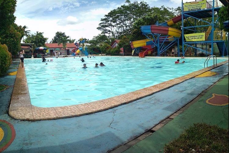 Arina Waterpark, 1. Tempat Wisata Alam Kampung 99 Pepohonan di Depok, 2. Tempat Wisata Religi Masjid kubah emas di Depok, 3. Taman Wisata Keluarga Pasir Putih Depok, 4. Objek Wisata Anak dan Keluarga Godong Ijo Depok, 5. Tempat Wisata Seru Fantasi Water Park di Depok, 6. Kolam Renang / Water Park Ceria Depok, 7. Kolam Renang Tirta Sari Depok Timur, 8. Wahana Liburan Seru Kolam Renang Paragon Depok, 9. Bermain ke Kolam Renang Gema Pesona Depok, 10. Objek Wisata Seru Pondok Zidane Depok, 11. Tempat Wisata Taman Bunga Wiladatika Depok, 12. Liburan Asyik ke Agrowisata Belimbing Dewa Depok, 13. Liburan ke Hutan Kota Depok, 14. Tempat Wisata Studio Alam TVRI Depok, 15. Liburan Seru ke D’Kandang Amazing Farm Depok, 16. Liburan ke Setu Pengasinan Depok, 17. Depok Plaza, 18. Detos/Depok Town Square | Pusat belanja, 19. Cagar Alam Kota Depok, 20. Situ Besar depok (Situ lio), 21. Situ Cilangkap, 22. Situ Citayam Kota Depok, 23. Liburan Seru ke Situ Pladen Beji, 24. Liburan ke Situ Asih Pulo Pancoran Emas Depok, 25. Wisata Sambil Olahraga di Pacuan Kuda Tapos, 26. Liburan Menantang Arung Jeram di Sungai Ciliwung, 27. Rumah Kabeda, 28. Telaga Arwana, 29. Kampung 3D Depok, 30. Taman Wisata Herbal Insani, 31. Taman Pemuda Pratama, 32. Sukatani Park, 33. Taman Wisata Permata Buana, 34. Taman Merdeka, 35. Hutan Kota UI, 36. Danau Kenanga UI, 37. Rumah Keramik F Widayanto, 38. Saung Talaga, 39. Taman Mekarsari Depok, 40. Kolam Renang Griya Tugu Asri, 41. Setu Bojongsari, 42. Setu Cilodong, 43. Situ Jatijajar, 44. Situ Rawa Besar, 45. Green Lake View Waterpark, 46. Arina Waterpark, 47. Taman Lembah Mawar, 48. Taman Lembah Gurame
