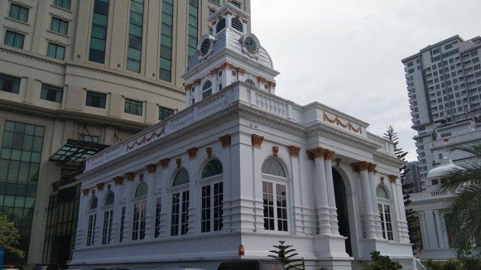 Balai Kota Lama via Tribune Medan, 1. Danau Linting, 2. Air Terjun Dua Warna, 3. Air Terjun Batu Belah Sibolangit, 4. Gunung Sibayak, 5. Bukit Lawang, 6. Sungai Bukit Lawang, 7. Penangkaran Buaya Asam Kumbang Medan, 8. Istana Maimun Medan, 9. Masjid Raya Medan, 10. Air Terjun Sipiso-piso Tongging, 11. Rahmat Gallery Medan, 12. Liburan Asyik ke Kampung Keling Medan, 13. Menikmati Pesona Keindahan Air Terjun Tangkahan, 14. Mencoba Keseruan Naik Gajah di Tangkahan, 15. Tempat Wisata Seru Danau Lau Kawar, 16. Objek Wisata Menarik Salju Panas Tinggi Raja, 17. Tempat Wisata Anak Mickey Holiday Berastagi, 18. Taman Alam Lumbini Tempat Wisata di Lereng Gunung, 19. Liburan ke Maha Vihara Adhi Maitreya, 20. Wisata Sejarah Museum Sumatera Utara, 21. Objek Wisata Danau Siombak di Medan, 22. Tempat Wisata Kuliner Merdeka Walk di Medan, 23. Kebun Binatang Medan (Medan Zoo), 24. Tempat Wisata Keluarga Mora Indah di Medan, 25. Tempat Liburan Hairos Water Park Medan, 26. Taman Sri Deli, 27. Museum Situs Kota Cina, 28. Museum Militer Bukit Barisan, 29. The Le Hu Garden Medan, 30. Vihara Gunung Timur, 31. Pasar Belawan, 32. Kuil Shri Mariamman, 33. Gedung London Sumatera ( Losum ), 34. Kesawan Square, 35. Balai Kota Lama, 36. Masjid Al-Osmani, 37. Wonders Water World, 38. Gereja Lama Medan, 39. Kantor Pos Medan, 40. Tjong A Fie Mansion, 41. Graham Santa Maria Velangkanni