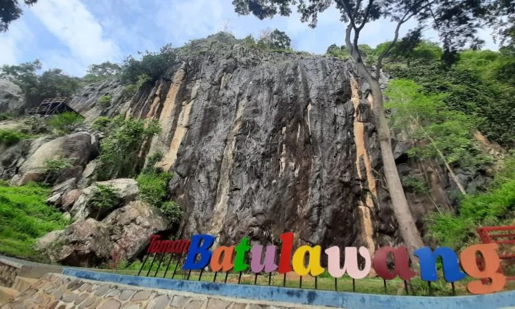 Batu Lawang via Google Maps @ade Karyono, 1. Wisata Sejarah Keraton Kasepuhan di Cirebon, 2. Objek Wisata Keraton Kanoman di Cirebon, 3. Wahana Bermain Apita Waterboom, 4. Objek Wisata Sejarah Taman Sari Gua Sunyaragi di Cirebon, 5. Destinasi Wisata Banyu Panas Palimanan di Cirebon, 6. Wisata Religi Masjid Agung Sang Cipta Rasa Cirebon, 7. Wisata Belanja Terkenal Batik Trusmi Cirebon, 8. Wahana Bermain Waterboom siwalk di Cirebon, 9. Wahana Liburan Seru Outbound Siwalk di Cirebon, 10. Objek Wisata Danau Setu Patok di Cirebon, 11. Destinasi Wisata Wanawisata Ciwaringin di Cirebon, 12. Desa Wisata Cikalahang Cirebon, 13. Objek Wisata Situ Sedong di Cirebon, 14. Wahana Bermain Taman Ade Irma Suryani (Waterland) di Cirebon, 15. Wisata Kuliner Enak Nasi Jamblang Khas Cirebon, 16. Wisata Kuliner Empal gentong Khas Cirebon, 17. Tempat Romantis di Bukit Gronggong, 18. Objek Wisata Telaga Remis , 19. Ziarah ke Makam Sunan Gunung jati Cirebon, 20. Objek Wisata Pantai Kejawanan di Cirebon, 21. Pantai Baro Gebang, 22. Telaga Nilam, 23. Kolam Renang Hegar, 24. Kolam Renang Zam-Zam, 25. Water Park Ciperna, 26. Alun-alun Kejaksaan, 27. Batu Lawang, 28. Bukit Plangon, 29. Masjid Merah, 30. Jempol Waterboom, 31. Vihara Dewi Welas Asih, 32. Gedung BAT, 33. Wisata Kura Kura Belawa, 34. Masjid Raya At-Taqwa, 35. Keraton Kacirebonan, 36. Klenteng Hok Keng Tong, 37. Hutan Mangrove Kasih Sayang, 38. Pemandian Cibulan, 39. Tirtamas Gemilang, 40. Catherine Surya, 41. Grage City
