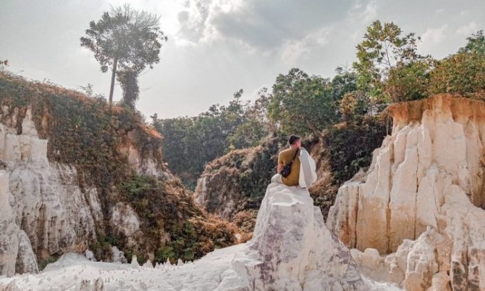 Bukit Kapur Air Hitam via Superadventure, 1. Objek Wisata Keluarga Riau Fantasi , 2. Tempat Rekreasi Kebun Binatang Sang Kulim , 3. Destinasi Wisata Danau Buatan Lembah Sari , 4. Objek Wisata Taman Rekreasi Alam Mayang di Pekanbaru, 5. Tempat Wisata Seru Istana Siak Sri Indrapura , 6. Objek Wisata Religi Masjid Agung An Nur di Pekanbaru, 7. Tempat Wisata Edukasi Perpustakaan Soeman H.S di Pekanbaru, 8. Wisata Sejarah di Masjid Senapelan Pekanbaru, 9. Tempat Wisata Belanja Pasar Bawah di Pekanbaru, 10. Wisata Belanja Oleh-oleh Dekranasda di Pekanbaru, 11. Objek Wisata Sejarah Museum Sang Nila Utama , 12. Tempat Wisata Alam Air Terjun Aek Martua, 13. Liburan Seru ke Anjungan Seni Idrus Tintin di Pekanbaru, 14. Objek Wisata Alam Air Terjun Guruh Gemurai di Pekanbaru, 15. Destinasi Wisata Desa Okura di Pekanbaru, 16. Liburan ke Taman Hutan Raya Sultan Syarif Kasim, 17. Objek Wisata Seru Sungai Kampar, 18. Tempat Wisata Kuliner Sup Tunjang Tribuana di Pekanbaru, 19. Tempat Makan yang Enak RM Baung, 20. Air Terjun Batu Dinding , 21. Taman Putri Kaca Mayang, 22. Wisata Budaya di Balai Adat Riau, 23. Menikmati Kopi di Kedai Kopi Kawasan Hang Tuah, 24. Air Terjun Batang Kapas, 25. Rainbow Hills Rumbai, 26. Bukit Kapur Air Hitam, 27. Hutan Kota Pekanbaru, 28. Danau Bandar Kayangan, 29. Citraland Waterpark, 30. Kuantan Regency Waterpark, 31. Taman Wisata Alam Mayang, 32. Agrowisata Tenayan Raya, 33. Taman Kota Pekanbaru, 34. Arboretum Universitas Riau, 35. Trans Studio Mini Pekanbaru, 36. Kawah Biru, 37. Teluk Jering, 38. Candi Muara Takus