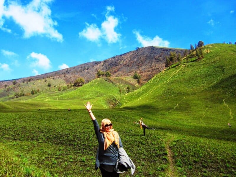 Bukit Teletubies, 1. Mari mulai dari atraksi wisata populer di Bandung yang bisa kalian jajal dengan harga minimalis, bahkan ada yang gratis lho! Misalnya saja aneka taman tematiknya yang keren, 2. Dengan 10 ribu rupiah, kalian bisa mengelilingi kota Bandung sambil bergaya keren di atas Bus Bandros, 3. Salurkan hasratmu jadi koboi dengan naik kuda. Harganya mulai dari 5 ribuan saja lho, 4. Ingin tahu seperti apa suasana pasar terapung? Nggak usah jauh-jauh ke Thailand karena di Bandung pun ada Floating Market, 5. Terkadang, wisata murah bisa begitu dekat dengan bintang. Nggak percaya? Mampir saja ke Observatorium Bosscha yang ada di bilangan Lembang untuk membuktikannya, 6. Walau bukan obyek wisata mayor, Cagar Alam Junghuhn layak untuk dikunjungi oleh kalian yang menghargai jasa para pahlawan, 7. Air terjun Maribaya selalu menjadi favorit bagi mereka yang mencintai suasana alam dengan budget yang ekonomis, 8. Dan, dari Maribaya, kalian bisa langsung menuju Taman Hutan Raya Juanda. Harga tiketnya sama ekonomisnya lho, 9. Untuk melengkapi kunjungan di Taman Hutan Raya Juanda, sekalian saja mampir ke tempat selfie paling populer di Bandung, yaitu Tebing Keraton, 10. Menikmati sejuknya udara Bandung bisa kalian lakukan sambil mengenal ragam fauna di Kebun Binatang Bandung, 11. Area Bandung Selatan juga punya banyak obyek wisata yang menyayangi kantong kalian. Misalnya saja wisata Kawah Putih-nya yang super populer itu, 12. Untuk kalian para pecinta wisata alam dan pengagum nilai-nilai romantisme, Situ Patenggang menjadi tempat yang wajib kalian sambangi di Bandung, 13. Mampirlah ke Pemandian Air Panas Cibolang yang akan menghangatkan tubuh kalian dari gigitan udara dingin di Ciwidey, 14. Cibolang bukan satu-satunya tempat yang dapat menghangatkan tubuh kalian saat dingin. Kunjungi saja Taman Wisata Alam Cimanggu yang juga menawarkan kolam pemandian air panas alami, 15. Atau, mampirlah ke pemandian Air Panas Alami Walini/Rancawalini juga populer di wilayah Ciwidey. Kalian dapat menikmati suasana berendam air panas di tengah perkebunan teh, 16. Wisata di Ciwidey akan semakin lengkap jika kalian berjalan-jalan di tengah Perkebunan Teh Rancabali. Pemandangannya yang indah akan membuat siapapun mendadak suka mengambil foto, 17. Untuk menutup wisata hemat di Bandung, mampirlah ke Pasar Gedebage untuk belanja pakaian second berkualitas bagus. Harganya? Murah meriah!, 18. Balitsa Lembang yang Instagramable, 19. Keindahan Babakan Siliwangi yang bikin mata terpana, 20. Mengintip Dinosaurus di Museum Geologi, 21. Kawah Rengganis yang begitu eksotis, 22. Epic Sunrise di Venue Gantole Cililin, 23. Menikmati pesona alam hijau di Bukit Teletubies, 24. Menikmati pesona alam hijau khas bebukitan di Bukit Jamur, 25. Pesona Curug Bellarosa yang bikin pikiran adem, 26. Epiknya pemandangan di Gunung Nini Pangalengan
