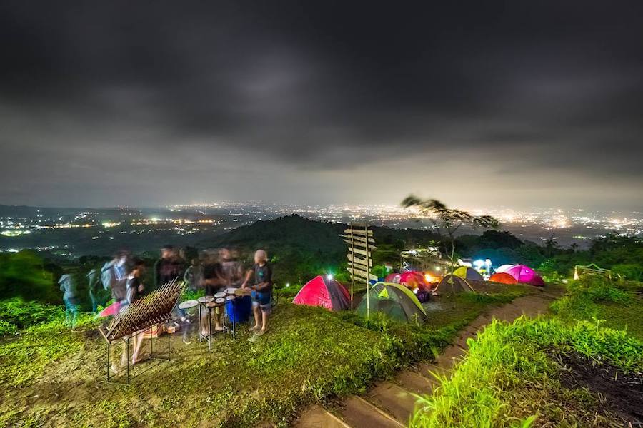 Bukit Tranggulasih Purwokerto, 1. Objek Wisata Terkenal Baturaden di Purwokerto, 2. Tempat Wisata Alam Curug Gede di Purwokerto, 3. Objek Wisata Alam Air Terjun Curug Ceheng di Purwokerto, 4. Tempat Wisata Seru di Baturraden Adventure Forest Purwokerto, 5. Objek Wisata Air hangat belerang di Pancuran 7 di Purwokerto, 6. Tempat Wisata Seru Telaga sunyi di Purwokerto, 7. Objek Wisata Alam Curug Cipendok, 8. Objek Wisata Religi Gua Maria Kaliori di Purwokerto, 9. Wisata Kuliner Mendoan khas Purwokerto, 10. Destinasi Wisata Menantang Mendaki Gunung Slamet, 11. Tempat Wisata Seru Pemandian Kalibacin , 12. Tempat Wisata Keluarga Batur Agung di Purwokerto (Sudah Tutup), 13. Tempat Rekreasi Keluarga Telaga Pucung , 14. Monumen Panglima Besar Jenderal Sudirman , 15. Wahana Rekreasi Dreamland Park Pancasan di Purwokerto, 16. Wahana Permainan Seru Crossworld Paintball, 17. Nyantai di Alun-alun Lama Kota Banyumas, 18. Serunya Liburan di Depo Bay Depo Pelita Purwokerto, 19. Objek Wisata Terbaru Curug Nangga Di Banyumas, 20. Bukit Watu Meja, 21. Museum Bank Rakyat Indonesia, 22. Wisata Bendungan Gerak Serayu, 23. Tempat Wisata Alam Bukit Tranggulasih Purwokerto, 24. Liburan Seru ke Batur Agung Mount of Fun Purwokerto, 25. Wisata Alam Curug Gomblang di Purwokerto, 26. Curug Bayan, 27. Curug Telu, 28. Bukit Bintang Baturaden, 29. Wisata Alam Pancuran 3 Purwokerto, 30. Miniatur Dunia Purwokerto (Small World), 31. Bukit Pandang Munggang, 32. Puncak Dinar, 33. Bukit Gadog, 34. Kebun Bunga Matahari Rempoah, 35. Bukit Agaran, 36. Hutan Pinus Limpakuwus, 37. Curug Pinang, 38. The Forest Island, 39. The Village Purwokerto, 40. Bumi Perkemahan Wana Wisata Baturaden, 41. Taman Kaloka Widya Mandala