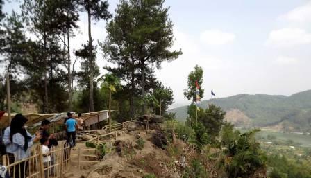 Bukit Watu Meja, 1. Objek Wisata Terkenal Baturaden di Purwokerto, 2. Tempat Wisata Alam Curug Gede di Purwokerto, 3. Objek Wisata Alam Air Terjun Curug Ceheng di Purwokerto, 4. Tempat Wisata Seru di Baturraden Adventure Forest Purwokerto, 5. Objek Wisata Air hangat belerang di Pancuran 7 di Purwokerto, 6. Tempat Wisata Seru Telaga sunyi di Purwokerto, 7. Objek Wisata Alam Curug Cipendok, 8. Objek Wisata Religi Gua Maria Kaliori di Purwokerto, 9. Wisata Kuliner Mendoan khas Purwokerto, 10. Destinasi Wisata Menantang Mendaki Gunung Slamet, 11. Tempat Wisata Seru Pemandian Kalibacin , 12. Tempat Wisata Keluarga Batur Agung di Purwokerto (Sudah Tutup), 13. Tempat Rekreasi Keluarga Telaga Pucung , 14. Monumen Panglima Besar Jenderal Sudirman , 15. Wahana Rekreasi Dreamland Park Pancasan di Purwokerto, 16. Wahana Permainan Seru Crossworld Paintball, 17. Nyantai di Alun-alun Lama Kota Banyumas, 18. Serunya Liburan di Depo Bay Depo Pelita Purwokerto, 19. Objek Wisata Terbaru Curug Nangga Di Banyumas, 20. Bukit Watu Meja, 21. Museum Bank Rakyat Indonesia, 22. Wisata Bendungan Gerak Serayu, 23. Tempat Wisata Alam Bukit Tranggulasih Purwokerto, 24. Liburan Seru ke Batur Agung Mount of Fun Purwokerto, 25. Wisata Alam Curug Gomblang di Purwokerto, 26. Curug Bayan, 27. Curug Telu, 28. Bukit Bintang Baturaden, 29. Wisata Alam Pancuran 3 Purwokerto, 30. Miniatur Dunia Purwokerto (Small World), 31. Bukit Pandang Munggang, 32. Puncak Dinar, 33. Bukit Gadog, 34. Kebun Bunga Matahari Rempoah, 35. Bukit Agaran, 36. Hutan Pinus Limpakuwus, 37. Curug Pinang, 38. The Forest Island, 39. The Village Purwokerto, 40. Bumi Perkemahan Wana Wisata Baturaden, 41. Taman Kaloka Widya Mandala