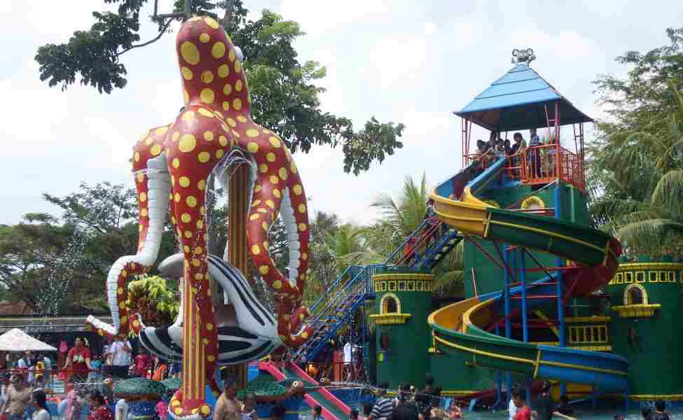 CAS Water Park Pandeglang, 1. Tempat Wisata Populer Pantai Anyer di Banten, 2. Tempat Wisata Keluarga Pantai Tanjung Lesung di Banten, 3. Objek Wisata Menantang Gunung Krakatau di Banten, 4. Tempat Wisata Seru ke Kampung Baduy di Banten, 5. Destinasi Wisata Pantai Sawarna di Banten, 6. Obyek Wisata Pulau Umang di Banten, 7. Tempat Wisata Menantang Arung Jeram Sungai Ciberang di Banten, 8. Objek Wisata Religi Masjid Agung Banten, 9. Liburan Seru ke Pulau Dua / Pulau Burung di Banten, 10. Tempat Wisata Alam Rawa Dano di Banten, 11. Tempat Wisata Keluarga Pantai Bagedur di Banten, 12. Berwisata ke Danau Tasikardi di Banten, 13. Destinasi Wisata Pulau Sangiang di Banten, 14. Tempat Wisata Paling Terkenal Pantai Carita di Banten, 15. Tempat Wisata Unik Pantai Karang Bolong di Banten, 16. Objek Wisata Taman Nasional Ujung Kulon di Banten, 17. Objek Wisata Pantai Ciputih di Pandeglang Banten, 18. Tempat Wisata Pantai Cihara Lebak Banten, 19. Objek Wisata Pantai dan Pelabuhan Merak di Banten, 20. Tempat Wisata Pantai Karang Taraje di Banten, 21. Objek Wisata Pantai Karangsongsong Cibobos di Banten, 22. Destinasi Wisata Pantai Mabak di Banten, 23. Tujuan Wisata Alam Air Terjun Cihear di Banten, 24. Objek Wisata Air Terjun Gendang di Banten, 25. Objek Wisata Air Terjun Curug Putri di Banten, 26. Objek Wisata Pemandian Air Panas Cisolong di Banten, 27. Wahana Bermain Water World Citra Raya di Tangerang Banten, 28. Wisata Pemandian Cikoromoy di Banten, 29. Destinasi Wisata Pulau Cangkir di Tangerang, 30. Objek Wisata Situ Cipondoh di Tangerang, 31. Liburan Seru ke Marcopolo Water Adventure di Tangerang, 32. Tempat Wisata Keluarga Ocean Park Water Adventure di Tangerang Selatan, 33. Objek Wisata Taman Buaya Tanjung Pasir di Tangerang, 34. Gunung Pinang, 35. Istana Surosowan, 36. Pantai Sambolo, 37. Benteng Speelwijk, 38. Curug Bumi, 39. Hutan Kayu Putih Kragilan, 40. Situ Rawa Arum, 41. Pulau Lima, 42. Monumen Lengkong, 43. CAS Water Park Pandeglang, 44. Kota Kuno Banten, 45. Kandank Jurank Doank, 46. Pulau Peucang, 47. Curug Betung, 48. Pantai Cibeureum, 49. Pantai Marina, 50. Pantai Pasir Putih Florida, 51. Pantai Jambu, 52. Pulau Panaitan, 53. Telaga Biru Cigaru, 54. Tebing Koja Kandang Godzilla, 55. Pantai Tanjung Burung, 56. Museum Benteng Heritage, 57. Dermaga TPI Tanjung Pasir, 58. Masjid Kali Pasir, 59. Keramat Solear, 60. Kelenteng Tjo Soe Kong, 61. Kelenteng Sampo Tay Jin, 62. Kelenteng Boen San Bio, 63. Kelenteng Boen Hay Bio, 64. Jembatan Pelengkung