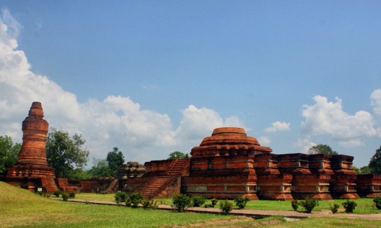 Candi Muara Takus via Airport, 1. Objek Wisata Keluarga Riau Fantasi , 2. Tempat Rekreasi Kebun Binatang Sang Kulim , 3. Destinasi Wisata Danau Buatan Lembah Sari , 4. Objek Wisata Taman Rekreasi Alam Mayang di Pekanbaru, 5. Tempat Wisata Seru Istana Siak Sri Indrapura , 6. Objek Wisata Religi Masjid Agung An Nur di Pekanbaru, 7. Tempat Wisata Edukasi Perpustakaan Soeman H.S di Pekanbaru, 8. Wisata Sejarah di Masjid Senapelan Pekanbaru, 9. Tempat Wisata Belanja Pasar Bawah di Pekanbaru, 10. Wisata Belanja Oleh-oleh Dekranasda di Pekanbaru, 11. Objek Wisata Sejarah Museum Sang Nila Utama , 12. Tempat Wisata Alam Air Terjun Aek Martua, 13. Liburan Seru ke Anjungan Seni Idrus Tintin di Pekanbaru, 14. Objek Wisata Alam Air Terjun Guruh Gemurai di Pekanbaru, 15. Destinasi Wisata Desa Okura di Pekanbaru, 16. Liburan ke Taman Hutan Raya Sultan Syarif Kasim, 17. Objek Wisata Seru Sungai Kampar, 18. Tempat Wisata Kuliner Sup Tunjang Tribuana di Pekanbaru, 19. Tempat Makan yang Enak RM Baung, 20. Air Terjun Batu Dinding , 21. Taman Putri Kaca Mayang, 22. Wisata Budaya di Balai Adat Riau, 23. Menikmati Kopi di Kedai Kopi Kawasan Hang Tuah, 24. Air Terjun Batang Kapas, 25. Rainbow Hills Rumbai, 26. Bukit Kapur Air Hitam, 27. Hutan Kota Pekanbaru, 28. Danau Bandar Kayangan, 29. Citraland Waterpark, 30. Kuantan Regency Waterpark, 31. Taman Wisata Alam Mayang, 32. Agrowisata Tenayan Raya, 33. Taman Kota Pekanbaru, 34. Arboretum Universitas Riau, 35. Trans Studio Mini Pekanbaru, 36. Kawah Biru, 37. Teluk Jering, 38. Candi Muara Takus