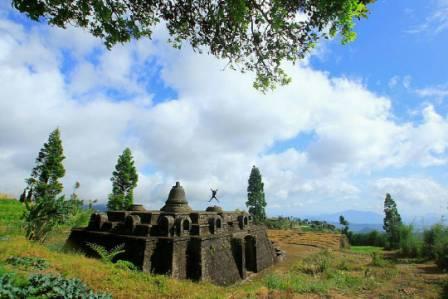 Candi Tri Darma Gunung Putri