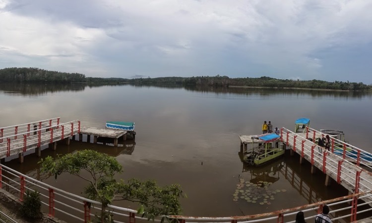 Danau Bandar Kayangan, 1. Objek Wisata Keluarga Riau Fantasi , 2. Tempat Rekreasi Kebun Binatang Sang Kulim , 3. Destinasi Wisata Danau Buatan Lembah Sari , 4. Objek Wisata Taman Rekreasi Alam Mayang di Pekanbaru, 5. Tempat Wisata Seru Istana Siak Sri Indrapura , 6. Objek Wisata Religi Masjid Agung An Nur di Pekanbaru, 7. Tempat Wisata Edukasi Perpustakaan Soeman H.S di Pekanbaru, 8. Wisata Sejarah di Masjid Senapelan Pekanbaru, 9. Tempat Wisata Belanja Pasar Bawah di Pekanbaru, 10. Wisata Belanja Oleh-oleh Dekranasda di Pekanbaru, 11. Objek Wisata Sejarah Museum Sang Nila Utama , 12. Tempat Wisata Alam Air Terjun Aek Martua, 13. Liburan Seru ke Anjungan Seni Idrus Tintin di Pekanbaru, 14. Objek Wisata Alam Air Terjun Guruh Gemurai di Pekanbaru, 15. Destinasi Wisata Desa Okura di Pekanbaru, 16. Liburan ke Taman Hutan Raya Sultan Syarif Kasim, 17. Objek Wisata Seru Sungai Kampar, 18. Tempat Wisata Kuliner Sup Tunjang Tribuana di Pekanbaru, 19. Tempat Makan yang Enak RM Baung, 20. Air Terjun Batu Dinding , 21. Taman Putri Kaca Mayang, 22. Wisata Budaya di Balai Adat Riau, 23. Menikmati Kopi di Kedai Kopi Kawasan Hang Tuah, 24. Air Terjun Batang Kapas, 25. Rainbow Hills Rumbai, 26. Bukit Kapur Air Hitam, 27. Hutan Kota Pekanbaru, 28. Danau Bandar Kayangan, 29. Citraland Waterpark, 30. Kuantan Regency Waterpark, 31. Taman Wisata Alam Mayang, 32. Agrowisata Tenayan Raya, 33. Taman Kota Pekanbaru, 34. Arboretum Universitas Riau, 35. Trans Studio Mini Pekanbaru, 36. Kawah Biru, 37. Teluk Jering, 38. Candi Muara Takus