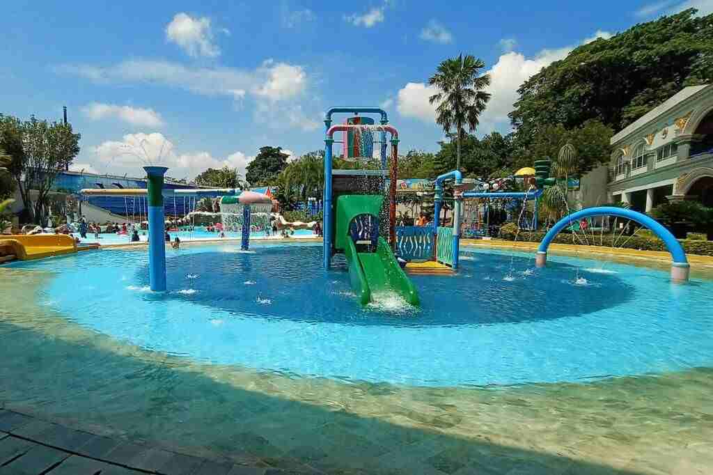 1. Objek Wisata Terkenal Baturaden di Purwokerto, 2. Tempat Wisata Alam Curug Gede di Purwokerto, 3. Objek Wisata Alam Air Terjun Curug Ceheng di Purwokerto, 4. Tempat Wisata Seru di Baturraden Adventure Forest Purwokerto, 5. Objek Wisata Air hangat belerang di Pancuran 7 di Purwokerto, 6. Tempat Wisata Seru Telaga sunyi di Purwokerto, 7. Objek Wisata Alam Curug Cipendok, 8. Objek Wisata Religi Gua Maria Kaliori di Purwokerto, 9. Wisata Kuliner Mendoan khas Purwokerto, 10. Destinasi Wisata Menantang Mendaki Gunung Slamet, 11. Tempat Wisata Seru Pemandian Kalibacin , 12. Tempat Wisata Keluarga Batur Agung di Purwokerto (Sudah Tutup), 13. Tempat Rekreasi Keluarga Telaga Pucung , 14. Monumen Panglima Besar Jenderal Sudirman , 15. Wahana Rekreasi Dreamland Park Pancasan di Purwokerto, 16. Wahana Permainan Seru Crossworld Paintball, 17. Nyantai di Alun-alun Lama Kota Banyumas, 18. Serunya Liburan di Depo Bay Depo Pelita Purwokerto, 19. Objek Wisata Terbaru Curug Nangga Di Banyumas, 20. Bukit Watu Meja, 21. Museum Bank Rakyat Indonesia, 22. Wisata Bendungan Gerak Serayu, 23. Tempat Wisata Alam Bukit Tranggulasih Purwokerto, 24. Liburan Seru ke Batur Agung Mount of Fun Purwokerto, 25. Wisata Alam Curug Gomblang di Purwokerto, 26. Curug Bayan, 27. Curug Telu, 28. Bukit Bintang Baturaden, 29. Wisata Alam Pancuran 3 Purwokerto, 30. Miniatur Dunia Purwokerto (Small World), 31. Bukit Pandang Munggang, 32. Puncak Dinar, 33. Bukit Gadog, 34. Kebun Bunga Matahari Rempoah, 35. Bukit Agaran, 36. Hutan Pinus Limpakuwus, 37. Curug Pinang, 38. The Forest Island, 39. The Village Purwokerto, 40. Bumi Perkemahan Wana Wisata Baturaden, 41. Taman Kaloka Widya Mandala