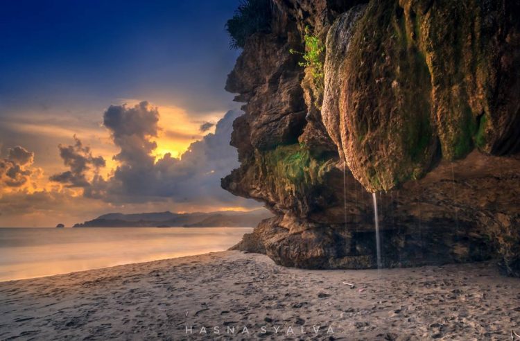 Destinasi Wisata Pantai Soge di Pacitan via Instagram.com @hasnasyalva, 1. Pantai Klayar, 2. Pantai Srau, 3. Pantai Watu Karung, 4. Pantai Banyu Tibo , 5. Sungai Maron, 6. Monumen Jendral Sudirman , 7. Banyu Anget Tirto Husodo Hot Spring, 8. Pantai Kasap, 9. Pantai Teleng Ria, 10. Pantai Pidakan, 11. Destinasi Wisata Pantai Soge di Pacitan, 12. Pantai Buyutan, 13. Pantai Karang Bolong, 14. Pantai Seruni Pacitan, 15. Pantai Tawang , 16. Pantai Kaliuluh, 17. Pantai TAMAN Ngadirojo, 18. Pantai Kunir, 19. Goa Gong, 20. Goa Tabuhan, 21. Goa Luweng Jaran , 22. Goa Song Terus, 23. Goa Putri, 24. Pantai Tamperan, 25. Pantai Wawaran, 26. Bukit Pakis – Bukit Bintang, 27. Pantai Langitan, 28. Beiji park pacitan, 28. Sungai Cokel, 29. Sentono Gentong Pacitan, 30. Pantai Pancer Dorr, 31. Alun-Alun Pacitan, 32. Jurug Gringsing  , 33. Pantai Watu Bale, 34. Pantai Pangasan, 35. Pantai Ngandul, 36. Pantai Denombo, 37. Pantai Plumbungan, 38. Pantai TAMAN Ngadirojo Pacitan, 39. Goa Selo Arum, 40. Mandi Angin Pacitan, 41. Masjid Agung Pacitan, 42. Grojogan Dhuwur Pacitan, 43. Curug Sabun, 44. Gerojokan Mbedayu, 45. Tlogo Sono, 46. Pantai anakan, 47. Tempat Wisata Kuliner Terkenal Nasi Tiwul 