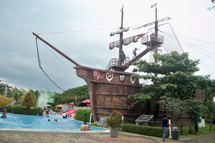Go! Wet Waterpark, 1. Taman Buaya Indonesia Jaya , 2. Waterboom Lippo Cikarang, 3.Gedung Juang 45, 4. Saung Ranggon, 5. Danau Cibeureum, 6. Klenteng Hok Lay Kiong, 7. Vihara Dharma Jaya, 8. Pura Agung Tirta Bhuana , 9. Masjid Jami Al – Hidayah, 10. Pantai Muara Gembong, 11. Pantai Muara Beting, 12. Pantai Muara Bendera, 13.Pantai Mekar, 14. Rumah Pohon, 15. Hutan Kota Bekasi, 16. Danau Marakas, 17. Bumi Perkemahan Karang Kitri, 18. Taman Kemang Pratama, 19. Restoran Kartini Cikarang , 20. Saung Wulan, 21. Taman Alun-alun Kota Bekasi, 22. Kolam Renang Taman Harapan Baru (THB), 23. Kolam Renang Bintang Sport Center, 24. Sport Club Harapan Indah, 25. Kolam Renang Galaxy Tirta Mas, 26. Venetian Water Carnaval, 27. Columbus Waterpark, 28. Go! Wet Waterpark, 29. Curug Parigi, 30. Transera Waterpark, 31. Snow World International Revo Town, 32. Situ Gede Bekasi, 33. Sirkus Waterplay, 34. Rainbow Garden, 35. Fun Park Waterboom Bekasi, 36. Danau Duta Harapan, 37. Taman Hijau Pekayon, 38. Taman Gigi, 39. Hutan Kota Patriot Bina Bangsa, 40. Taman Jatiasih, 41. Islamic Center Bekasi, 42. Stadion Patriot Candrabaga, 43. Wisata Bumi Restu, 44. Penguin Waterpark, 45. Grand Splash Waterpark, 47. Camping Ground Kalam Kopen, 48. Tugu Skatepark, 49. Kolam Renang Green Park, 50. Kolam Renang Persada Kemala, 51. Danau Elysum, 52. Jembatan Magnetica, 53. Piramida Terbalik Summarecon Bekasi, 54. Situ Rawa Binong, 55. Stadion Wibawa Mukti, 56. Taman Sehati, 57. Jababeka Botanical Garden, 58. Puri Nirwana Waterpark, 59. Megati Waterpark
