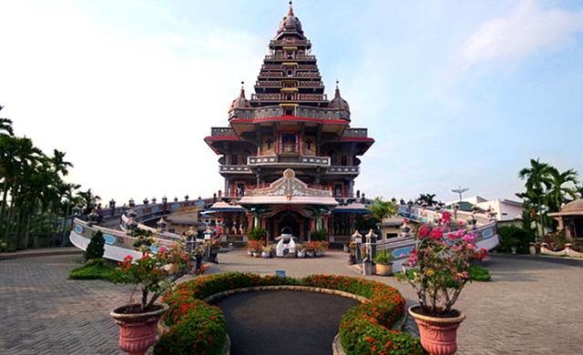 Graham Santa Maria Velangkanni, 1. Danau Linting, 2. Air Terjun Dua Warna, 3. Air Terjun Batu Belah Sibolangit, 4. Gunung Sibayak, 5. Bukit Lawang, 6. Sungai Bukit Lawang, 7. Penangkaran Buaya Asam Kumbang Medan, 8. Istana Maimun Medan, 9. Masjid Raya Medan, 10. Air Terjun Sipiso-piso Tongging, 11. Rahmat Gallery Medan, 12. Liburan Asyik ke Kampung Keling Medan, 13. Menikmati Pesona Keindahan Air Terjun Tangkahan, 14. Mencoba Keseruan Naik Gajah di Tangkahan, 15. Tempat Wisata Seru Danau Lau Kawar, 16. Objek Wisata Menarik Salju Panas Tinggi Raja, 17. Tempat Wisata Anak Mickey Holiday Berastagi, 18. Taman Alam Lumbini Tempat Wisata di Lereng Gunung, 19. Liburan ke Maha Vihara Adhi Maitreya, 20. Wisata Sejarah Museum Sumatera Utara, 21. Objek Wisata Danau Siombak di Medan, 22. Tempat Wisata Kuliner Merdeka Walk di Medan, 23. Kebun Binatang Medan (Medan Zoo), 24. Tempat Wisata Keluarga Mora Indah di Medan, 25. Tempat Liburan Hairos Water Park Medan, 26. Taman Sri Deli, 27. Museum Situs Kota Cina, 28. Museum Militer Bukit Barisan, 29. The Le Hu Garden Medan, 30. Vihara Gunung Timur, 31. Pasar Belawan, 32. Kuil Shri Mariamman, 33. Gedung London Sumatera ( Losum ), 34. Kesawan Square, 35. Balai Kota Lama, 36. Masjid Al-Osmani, 37. Wonders Water World, 38. Gereja Lama Medan, 39. Kantor Pos Medan, 40. Tjong A Fie Mansion, 41. Graham Santa Maria Velangkanni