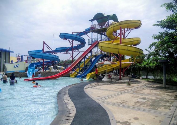 Grand Splash Waterpark, 1. Taman Buaya Indonesia Jaya , 2. Waterboom Lippo Cikarang, 3.Gedung Juang 45, 4. Saung Ranggon, 5. Danau Cibeureum, 6. Klenteng Hok Lay Kiong, 7. Vihara Dharma Jaya, 8. Pura Agung Tirta Bhuana , 9. Masjid Jami Al – Hidayah, 10. Pantai Muara Gembong, 11. Pantai Muara Beting, 12. Pantai Muara Bendera, 13.Pantai Mekar, 14. Rumah Pohon, 15. Hutan Kota Bekasi, 16. Danau Marakas, 17. Bumi Perkemahan Karang Kitri, 18. Taman Kemang Pratama, 19. Restoran Kartini Cikarang , 20. Saung Wulan, 21. Taman Alun-alun Kota Bekasi, 22. Kolam Renang Taman Harapan Baru (THB), 23. Kolam Renang Bintang Sport Center, 24. Sport Club Harapan Indah, 25. Kolam Renang Galaxy Tirta Mas, 26. Venetian Water Carnaval, 27. Columbus Waterpark, 28. Go! Wet Waterpark, 29. Curug Parigi, 30. Transera Waterpark, 31. Snow World International Revo Town, 32. Situ Gede Bekasi, 33. Sirkus Waterplay, 34. Rainbow Garden, 35. Fun Park Waterboom Bekasi, 36. Danau Duta Harapan, 37. Taman Hijau Pekayon, 38. Taman Gigi, 39. Hutan Kota Patriot Bina Bangsa, 40. Taman Jatiasih, 41. Islamic Center Bekasi, 42. Stadion Patriot Candrabaga, 43. Wisata Bumi Restu, 44. Penguin Waterpark, 45. Grand Splash Waterpark, 47. Camping Ground Kalam Kopen, 48. Tugu Skatepark, 49. Kolam Renang Green Park, 50. Kolam Renang Persada Kemala, 51. Danau Elysum, 52. Jembatan Magnetica, 53. Piramida Terbalik Summarecon Bekasi, 54. Situ Rawa Binong, 55. Stadion Wibawa Mukti, 56. Taman Sehati, 57. Jababeka Botanical Garden, 58. Puri Nirwana Waterpark, 59. Megati Waterpark