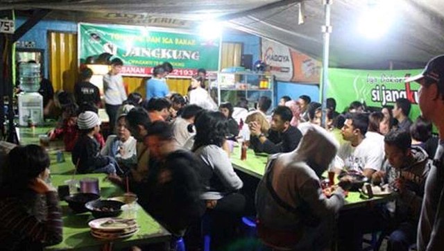 Iga Bakar Si Jangkung Bandung, 1. Chingu Cafe, 2. Pino Pizza (Tutup Permanen), 3. Nasi Goreng Mafia, 4. Waroeng Setiabudhi, 5. Batagor Darto, 6. Kafe Burangrang, 7. Maeta Coffee, 8. Bakso Istigfar, 9. Bebek Goreng Haji Slamet, 10. Dapur Dahapati, 11. Sapu Lidi Resto and Cafe, 12. Cafe d’Pakar, 13. Kafe Lawangwangi, 14. Rumah Sosis, 15. Mie Kocok Mang Dadeng, 17. Braga Citywalk, 20. Warung Prasmanan Ceu Mar, 27. Suis Butcher, 29. Makan di Kapal Pinisi Danau Situ Patenggang, 35. Nasi Bancakan Mang Barna dan Bi Oom, 36. Rumah Makan Ampera, 37. Mie Ramen, 38. Paskal Food Market, 39. The Valley Bistro and Cafe, 40. Warung Salse, 41. Congo Cafe And Gallery, 42. Natural Resto dan Strawberry Land, 43. Kampung Daun, 44. Roemah Nenek Resto Cafe, 45. Atmosphere Resort Cafe , 46. Raja Rasa, 47. Cie Rasa Loom Buah Batu