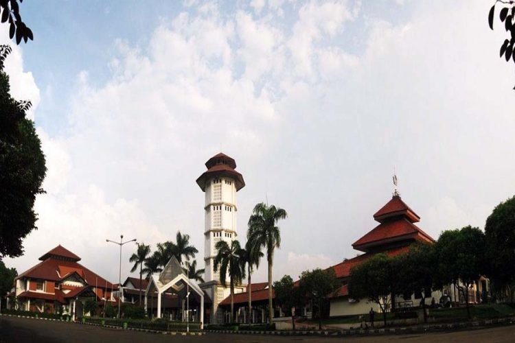 Islamic Center Bekasi, 1. Taman Buaya Indonesia Jaya , 2. Waterboom Lippo Cikarang, 3.Gedung Juang 45, 4. Saung Ranggon, 5. Danau Cibeureum, 6. Klenteng Hok Lay Kiong, 7. Vihara Dharma Jaya, 8. Pura Agung Tirta Bhuana , 9. Masjid Jami Al – Hidayah, 10. Pantai Muara Gembong, 11. Pantai Muara Beting, 12. Pantai Muara Bendera, 13.Pantai Mekar, 14. Rumah Pohon, 15. Hutan Kota Bekasi, 16. Danau Marakas, 17. Bumi Perkemahan Karang Kitri, 18. Taman Kemang Pratama, 19. Restoran Kartini Cikarang , 20. Saung Wulan, 21. Taman Alun-alun Kota Bekasi, 22. Kolam Renang Taman Harapan Baru (THB), 23. Kolam Renang Bintang Sport Center, 24. Sport Club Harapan Indah, 25. Kolam Renang Galaxy Tirta Mas, 26. Venetian Water Carnaval, 27. Columbus Waterpark, 28. Go! Wet Waterpark, 29. Curug Parigi, 30. Transera Waterpark, 31. Snow World International Revo Town, 32. Situ Gede Bekasi, 33. Sirkus Waterplay, 34. Rainbow Garden, 35. Fun Park Waterboom Bekasi, 36. Danau Duta Harapan, 37. Taman Hijau Pekayon, 38. Taman Gigi, 39. Hutan Kota Patriot Bina Bangsa, 40. Taman Jatiasih, 41. Islamic Center Bekasi, 42. Stadion Patriot Candrabaga, 43. Wisata Bumi Restu, 44. Penguin Waterpark, 45. Grand Splash Waterpark, 47. Camping Ground Kalam Kopen, 48. Tugu Skatepark, 49. Kolam Renang Green Park, 50. Kolam Renang Persada Kemala, 51. Danau Elysum, 52. Jembatan Magnetica, 53. Piramida Terbalik Summarecon Bekasi, 54. Situ Rawa Binong, 55. Stadion Wibawa Mukti, 56. Taman Sehati, 57. Jababeka Botanical Garden, 58. Puri Nirwana Waterpark, 59. Megati Waterpark