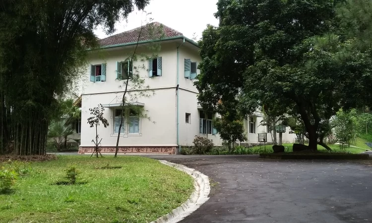 Istana Djoen Eng via Google Maps @Fransiskus R. Zai, 1. Taman Tingkir Kota Salatiga, 2. Taman Kota Salatiga, 3. Selasar Kartini, 4. Lapangan Pancasila, 5. Kolam Renang Kalitaman, 6. Taman Cerdas Salatiga, 7. Kolam Renang Grand Wahid Hotel Salatiga, 8. Prasasti Plumpungan, 9. Pohon Pengantin Salatiga, 10. Taman Wisata Sejarah Kota Salatiga (TWSS), 11. TITD Hok Tek Bio, 12. Tapak hapsari, 13. Air terjun joko tingkir, 14. Uwit Art Space, 15. Rumah Khalwat Roncalli, 16. Wisata Edukasi Argotelo, 17. Sitalang River Tubing, 18. Mata Air Benoyo, 19. Taman Sidomukti, 20. Desa Wisata Tingkir Lor, 21. Resto Kalibatur Salatiga, 22. Gereja Kristen Jawa Salib Putih, 23. D’Emmerick