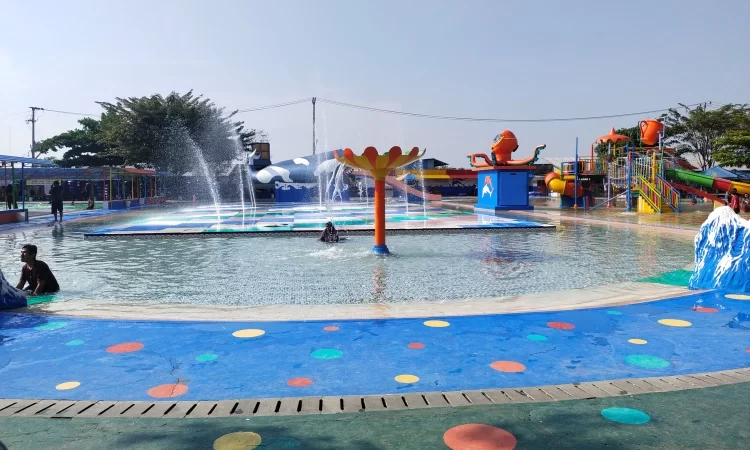 Jempol Waterboom via Google Maps @Soni Crb Soni, 1. Wisata Sejarah Keraton Kasepuhan di Cirebon, 2. Objek Wisata Keraton Kanoman di Cirebon, 3. Wahana Bermain Apita Waterboom, 4. Objek Wisata Sejarah Taman Sari Gua Sunyaragi di Cirebon, 5. Destinasi Wisata Banyu Panas Palimanan di Cirebon, 6. Wisata Religi Masjid Agung Sang Cipta Rasa Cirebon, 7. Wisata Belanja Terkenal Batik Trusmi Cirebon, 8. Wahana Bermain Waterboom siwalk di Cirebon, 9. Wahana Liburan Seru Outbound Siwalk di Cirebon, 10. Objek Wisata Danau Setu Patok di Cirebon, 11. Destinasi Wisata Wanawisata Ciwaringin di Cirebon, 12. Desa Wisata Cikalahang Cirebon, 13. Objek Wisata Situ Sedong di Cirebon, 14. Wahana Bermain Taman Ade Irma Suryani (Waterland) di Cirebon, 15. Wisata Kuliner Enak Nasi Jamblang Khas Cirebon, 16. Wisata Kuliner Empal gentong Khas Cirebon, 17. Tempat Romantis di Bukit Gronggong, 18. Objek Wisata Telaga Remis , 19. Ziarah ke Makam Sunan Gunung jati Cirebon, 20. Objek Wisata Pantai Kejawanan di Cirebon, 21. Pantai Baro Gebang, 22. Telaga Nilam, 23. Kolam Renang Hegar, 24. Kolam Renang Zam-Zam, 25. Water Park Ciperna, 26. Alun-alun Kejaksaan, 27. Batu Lawang, 28. Bukit Plangon, 29. Masjid Merah, 30. Jempol Waterboom, 31. Vihara Dewi Welas Asih, 32. Gedung BAT, 33. Wisata Kura Kura Belawa, 34. Masjid Raya At-Taqwa, 35. Keraton Kacirebonan, 36. Klenteng Hok Keng Tong, 37. Hutan Mangrove Kasih Sayang, 38. Pemandian Cibulan, 39. Tirtamas Gemilang, 40. Catherine Surya, 41. Grage City