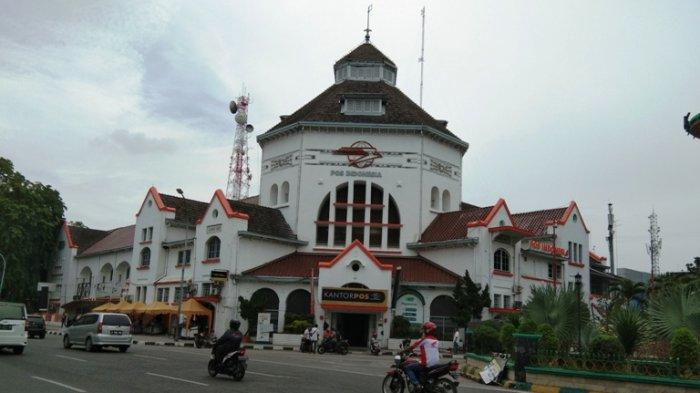 Kantor Pos Medan via Tribun Medan, 1. Danau Linting, 2. Air Terjun Dua Warna, 3. Air Terjun Batu Belah Sibolangit, 4. Gunung Sibayak, 5. Bukit Lawang, 6. Sungai Bukit Lawang, 7. Penangkaran Buaya Asam Kumbang Medan, 8. Istana Maimun Medan, 9. Masjid Raya Medan, 10. Air Terjun Sipiso-piso Tongging, 11. Rahmat Gallery Medan, 12. Liburan Asyik ke Kampung Keling Medan, 13. Menikmati Pesona Keindahan Air Terjun Tangkahan, 14. Mencoba Keseruan Naik Gajah di Tangkahan, 15. Tempat Wisata Seru Danau Lau Kawar, 16. Objek Wisata Menarik Salju Panas Tinggi Raja, 17. Tempat Wisata Anak Mickey Holiday Berastagi, 18. Taman Alam Lumbini Tempat Wisata di Lereng Gunung, 19. Liburan ke Maha Vihara Adhi Maitreya, 20. Wisata Sejarah Museum Sumatera Utara, 21. Objek Wisata Danau Siombak di Medan, 22. Tempat Wisata Kuliner Merdeka Walk di Medan, 23. Kebun Binatang Medan (Medan Zoo), 24. Tempat Wisata Keluarga Mora Indah di Medan, 25. Tempat Liburan Hairos Water Park Medan, 26. Taman Sri Deli, 27. Museum Situs Kota Cina, 28. Museum Militer Bukit Barisan, 29. The Le Hu Garden Medan, 30. Vihara Gunung Timur, 31. Pasar Belawan, 32. Kuil Shri Mariamman, 33. Gedung London Sumatera ( Losum ), 34. Kesawan Square, 35. Balai Kota Lama, 36. Masjid Al-Osmani, 37. Wonders Water World, 38. Gereja Lama Medan, 39. Kantor Pos Medan, 40. Tjong A Fie Mansion, 41. Graham Santa Maria Velangkanni