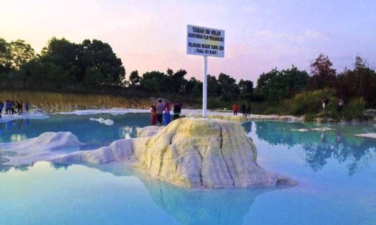 Kawah Biru via Facebook @pancakedurianpelangipku, 1. Objek Wisata Keluarga Riau Fantasi , 2. Tempat Rekreasi Kebun Binatang Sang Kulim , 3. Destinasi Wisata Danau Buatan Lembah Sari , 4. Objek Wisata Taman Rekreasi Alam Mayang di Pekanbaru, 5. Tempat Wisata Seru Istana Siak Sri Indrapura , 6. Objek Wisata Religi Masjid Agung An Nur di Pekanbaru, 7. Tempat Wisata Edukasi Perpustakaan Soeman H.S di Pekanbaru, 8. Wisata Sejarah di Masjid Senapelan Pekanbaru, 9. Tempat Wisata Belanja Pasar Bawah di Pekanbaru, 10. Wisata Belanja Oleh-oleh Dekranasda di Pekanbaru, 11. Objek Wisata Sejarah Museum Sang Nila Utama , 12. Tempat Wisata Alam Air Terjun Aek Martua, 13. Liburan Seru ke Anjungan Seni Idrus Tintin di Pekanbaru, 14. Objek Wisata Alam Air Terjun Guruh Gemurai di Pekanbaru, 15. Destinasi Wisata Desa Okura di Pekanbaru, 16. Liburan ke Taman Hutan Raya Sultan Syarif Kasim, 17. Objek Wisata Seru Sungai Kampar, 18. Tempat Wisata Kuliner Sup Tunjang Tribuana di Pekanbaru, 19. Tempat Makan yang Enak RM Baung, 20. Air Terjun Batu Dinding , 21. Taman Putri Kaca Mayang, 22. Wisata Budaya di Balai Adat Riau, 23. Menikmati Kopi di Kedai Kopi Kawasan Hang Tuah, 24. Air Terjun Batang Kapas, 25. Rainbow Hills Rumbai, 26. Bukit Kapur Air Hitam, 27. Hutan Kota Pekanbaru, 28. Danau Bandar Kayangan, 29. Citraland Waterpark, 30. Kuantan Regency Waterpark, 31. Taman Wisata Alam Mayang, 32. Agrowisata Tenayan Raya, 33. Taman Kota Pekanbaru, 34. Arboretum Universitas Riau, 35. Trans Studio Mini Pekanbaru, 36. Kawah Biru, 37. Teluk Jering, 38. Candi Muara Takus
