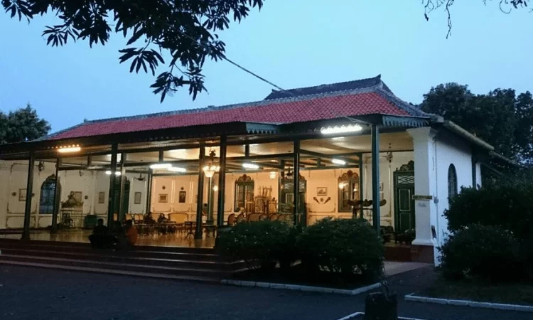 Keraton Kacirebonan via Instagram.com @Rendynho, 1. Wisata Sejarah Keraton Kasepuhan di Cirebon, 2. Objek Wisata Keraton Kanoman di Cirebon, 3. Wahana Bermain Apita Waterboom, 4. Objek Wisata Sejarah Taman Sari Gua Sunyaragi di Cirebon, 5. Destinasi Wisata Banyu Panas Palimanan di Cirebon, 6. Wisata Religi Masjid Agung Sang Cipta Rasa Cirebon, 7. Wisata Belanja Terkenal Batik Trusmi Cirebon, 8. Wahana Bermain Waterboom siwalk di Cirebon, 9. Wahana Liburan Seru Outbound Siwalk di Cirebon, 10. Objek Wisata Danau Setu Patok di Cirebon, 11. Destinasi Wisata Wanawisata Ciwaringin di Cirebon, 12. Desa Wisata Cikalahang Cirebon, 13. Objek Wisata Situ Sedong di Cirebon, 14. Wahana Bermain Taman Ade Irma Suryani (Waterland) di Cirebon, 15. Wisata Kuliner Enak Nasi Jamblang Khas Cirebon, 16. Wisata Kuliner Empal gentong Khas Cirebon, 17. Tempat Romantis di Bukit Gronggong, 18. Objek Wisata Telaga Remis , 19. Ziarah ke Makam Sunan Gunung jati Cirebon, 20. Objek Wisata Pantai Kejawanan di Cirebon, 21. Pantai Baro Gebang, 22. Telaga Nilam, 23. Kolam Renang Hegar, 24. Kolam Renang Zam-Zam, 25. Water Park Ciperna, 26. Alun-alun Kejaksaan, 27. Batu Lawang, 28. Bukit Plangon, 29. Masjid Merah, 30. Jempol Waterboom, 31. Vihara Dewi Welas Asih, 32. Gedung BAT, 33. Wisata Kura Kura Belawa, 34. Masjid Raya At-Taqwa, 35. Keraton Kacirebonan, 36. Klenteng Hok Keng Tong, 37. Hutan Mangrove Kasih Sayang, 38. Pemandian Cibulan, 39. Tirtamas Gemilang, 40. Catherine Surya, 41. Grage City