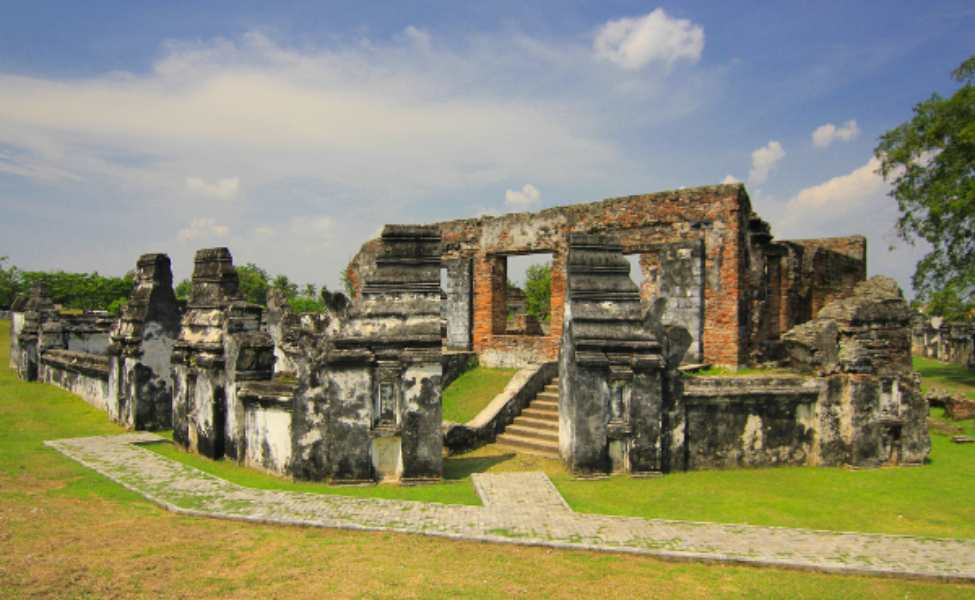 1. Tempat Wisata Populer Pantai Anyer di Banten, 2. Tempat Wisata Keluarga Pantai Tanjung Lesung di Banten, 3. Objek Wisata Menantang Gunung Krakatau di Banten, 4. Tempat Wisata Seru ke Kampung Baduy di Banten, 5. Destinasi Wisata Pantai Sawarna di Banten, 6. Obyek Wisata Pulau Umang di Banten, 7. Tempat Wisata Menantang Arung Jeram Sungai Ciberang di Banten, 8. Objek Wisata Religi Masjid Agung Banten, 9. Liburan Seru ke Pulau Dua / Pulau Burung di Banten, 10. Tempat Wisata Alam Rawa Dano di Banten, 11. Tempat Wisata Keluarga Pantai Bagedur di Banten, 12. Berwisata ke Danau Tasikardi di Banten, 13. Destinasi Wisata Pulau Sangiang di Banten, 14. Tempat Wisata Paling Terkenal Pantai Carita di Banten, 15. Tempat Wisata Unik Pantai Karang Bolong di Banten, 16. Objek Wisata Taman Nasional Ujung Kulon di Banten, 17. Objek Wisata Pantai Ciputih di Pandeglang Banten, 18. Tempat Wisata Pantai Cihara Lebak Banten, 19. Objek Wisata Pantai dan Pelabuhan Merak di Banten, 20. Tempat Wisata Pantai Karang Taraje di Banten, 21. Objek Wisata Pantai Karangsongsong Cibobos di Banten, 22. Destinasi Wisata Pantai Mabak di Banten, 23. Tujuan Wisata Alam Air Terjun Cihear di Banten, 24. Objek Wisata Air Terjun Gendang di Banten, 25. Objek Wisata Air Terjun Curug Putri di Banten, 26. Objek Wisata Pemandian Air Panas Cisolong di Banten, 27. Wahana Bermain Water World Citra Raya di Tangerang Banten, 28. Wisata Pemandian Cikoromoy di Banten, 29. Destinasi Wisata Pulau Cangkir di Tangerang, 30. Objek Wisata Situ Cipondoh di Tangerang, 31. Liburan Seru ke Marcopolo Water Adventure di Tangerang, 32. Tempat Wisata Keluarga Ocean Park Water Adventure di Tangerang Selatan, 33. Objek Wisata Taman Buaya Tanjung Pasir di Tangerang, 34. Gunung Pinang, 35. Istana Surosowan, 36. Pantai Sambolo, 37. Benteng Speelwijk, 38. Curug Bumi, 39. Hutan Kayu Putih Kragilan, 40. Situ Rawa Arum, 41. Pulau Lima, 42. Monumen Lengkong, 43. CAS Water Park Pandeglang, 44. Kota Kuno Banten, 45. Kandank Jurank Doank, 46. Pulau Peucang, 47. Curug Betung, 48. Pantai Cibeureum, 49. Pantai Marina, 50. Pantai Pasir Putih Florida, 51. Pantai Jambu, 52. Pulau Panaitan, 53. Telaga Biru Cigaru, 54. Tebing Koja Kandang Godzilla, 55. Pantai Tanjung Burung, 56. Museum Benteng Heritage, 57. Dermaga TPI Tanjung Pasir, 58. Masjid Kali Pasir, 59. Keramat Solear, 60. Kelenteng Tjo Soe Kong, 61. Kelenteng Sampo Tay Jin, 62. Kelenteng Boen San Bio, 63. Kelenteng Boen Hay Bio, 64. Jembatan Pelengkung