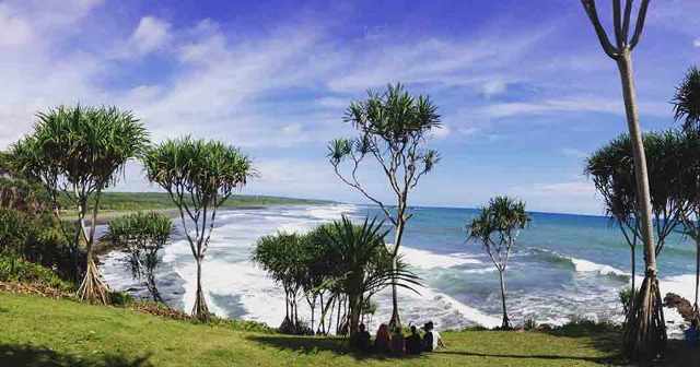 Liburan Seru ke Pantai Karang Tawulan di Tasikmalaya
