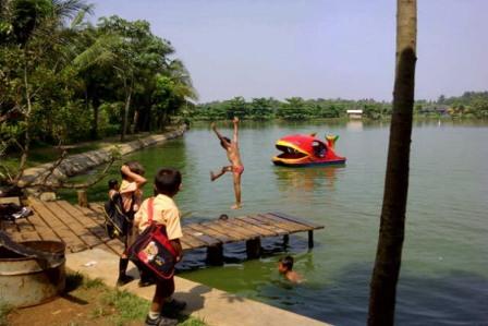Liburan ke Setu Pengasinan Depok, 1. Tempat Wisata Alam Kampung 99 Pepohonan di Depok, 2. Tempat Wisata Religi Masjid kubah emas di Depok, 3. Taman Wisata Keluarga Pasir Putih Depok, 4. Objek Wisata Anak dan Keluarga Godong Ijo Depok, 5. Tempat Wisata Seru Fantasi Water Park di Depok, 6. Kolam Renang / Water Park Ceria Depok, 7. Kolam Renang Tirta Sari Depok Timur, 8. Wahana Liburan Seru Kolam Renang Paragon Depok, 9. Bermain ke Kolam Renang Gema Pesona Depok, 10. Objek Wisata Seru Pondok Zidane Depok, 11. Tempat Wisata Taman Bunga Wiladatika Depok, 12. Liburan Asyik ke Agrowisata Belimbing Dewa Depok, 13. Liburan ke Hutan Kota Depok, 14. Tempat Wisata Studio Alam TVRI Depok, 15. Liburan Seru ke D’Kandang Amazing Farm Depok, 16. Liburan ke Setu Pengasinan Depok, 17. Depok Plaza, 18. Detos/Depok Town Square | Pusat belanja, 19. Cagar Alam Kota Depok, 20. Situ Besar depok (Situ lio), 21. Situ Cilangkap, 22. Situ Citayam Kota Depok, 23. Liburan Seru ke Situ Pladen Beji, 24. Liburan ke Situ Asih Pulo Pancoran Emas Depok, 25. Wisata Sambil Olahraga di Pacuan Kuda Tapos, 26. Liburan Menantang Arung Jeram di Sungai Ciliwung, 27. Rumah Kabeda, 28. Telaga Arwana, 29. Kampung 3D Depok, 30. Taman Wisata Herbal Insani, 31. Taman Pemuda Pratama, 32. Sukatani Park, 33. Taman Wisata Permata Buana, 34. Taman Merdeka, 35. Hutan Kota UI, 36. Danau Kenanga UI, 37. Rumah Keramik F Widayanto, 38. Saung Talaga, 39. Taman Mekarsari Depok, 40. Kolam Renang Griya Tugu Asri, 41. Setu Bojongsari, 42. Setu Cilodong, 43. Situ Jatijajar, 44. Situ Rawa Besar, 45. Green Lake View Waterpark, 46. Arina Waterpark, 47. Taman Lembah Mawar, 48. Taman Lembah Gurame