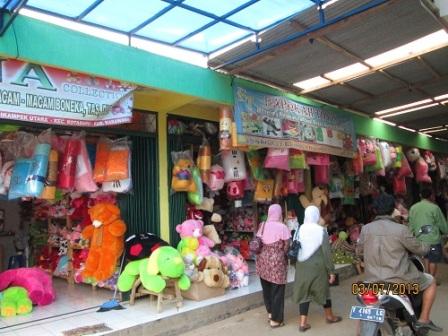 Mampir di Sentra Kerajinan Boneka Cikampek Karawang, 1. Objek Wisata Pantai Tanjung Baru di Karawang, 2. Pantai Tanjung Pakis Karawang, 3. Destinasi Wisata Pantai Samudera Baru di Karawang, 4. Objek Wisata Alam Curug Bandung di Karawang, 5. Tempat Liburan Asyik di Danau Cipule Karawang, 6. Tempat Wisata Seru di Karawang – Curug Cigentis, 7. Vihara Shia Jin Ku Po di Karawang, 8. Tempat Wisata Sejarah Situs Candi Jiwa di Karawang, 9. Wisata Curug Cikarapyak di Karawang, 10. Objek Wisata Alam Curug Cipanundaan di Karawang, 11. Liburan ke Curug Cikoleangkak di Karawang, 12. Tempat Liburan Menarik Danau Kalimati di Karawang, 13. Liburan ke Situ Kamojing di Karawang, 14. Objek Wisata Green Canyon di Karawang, 15. Waterboom Kampung Wisata Curug Cigentis di Karawang, 16. Wisata Sejarah Monumen Rawagede di Karawang, 17. Tempat Wisata Kuliner Soto Gempol di Karawang, 18. Tempat Makan Enak Gabus Pucung Warung Mandiri di Karawang, 19. Wisata Kuliner Lezat Tahu Bumbu Sari Rasa di Karawang, 20. Tempat Kuliner Enak Soto Tangkar Mang Nean di Karawang, 21. Makanan Khas Karawang Kue Gonjing, 22. Wisata Sejarah Monumen Kebulatan Tekad Rengasdengklok, 23. Tempat Wisata Belanja Mall Karawang Central Plaza, 24. Tempat Liburan Keluarga Taruma Leisure Water Park di Karawang, 25. Tempat Liburan Seru Wonderland Adventure Water Park , 26. Mampir di Sentra Kerajinan Boneka Cikampek Karawang, 27. Wisata Keluarga Bendungan Walahar di Karawang, 28. Menikmati Indahnya Panorama Indah Bukit Sempur, 29. Mendaki Gunung Sanggabuana , 30. Wisata Belanja Pasar Baru Karawang, 31. Liburan Seru ke Situ Cibayat, 32. Pemancingan JAKA Tirta Mulya, 33. Wisata Sejarah ke Candi Blandongan, 34. Liburan Seru ke Kelenteng Sian Jin Ku Po Karawang