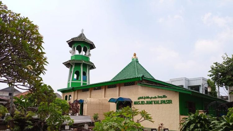 Masjid Kali Pasir via Liputan6, 1. Tempat Wisata Populer Pantai Anyer di Banten, 2. Tempat Wisata Keluarga Pantai Tanjung Lesung di Banten, 3. Objek Wisata Menantang Gunung Krakatau di Banten, 4. Tempat Wisata Seru ke Kampung Baduy di Banten, 5. Destinasi Wisata Pantai Sawarna di Banten, 6. Obyek Wisata Pulau Umang di Banten, 7. Tempat Wisata Menantang Arung Jeram Sungai Ciberang di Banten, 8. Objek Wisata Religi Masjid Agung Banten, 9. Liburan Seru ke Pulau Dua / Pulau Burung di Banten, 10. Tempat Wisata Alam Rawa Dano di Banten, 11. Tempat Wisata Keluarga Pantai Bagedur di Banten, 12. Berwisata ke Danau Tasikardi di Banten, 13. Destinasi Wisata Pulau Sangiang di Banten, 14. Tempat Wisata Paling Terkenal Pantai Carita di Banten, 15. Tempat Wisata Unik Pantai Karang Bolong di Banten, 16. Objek Wisata Taman Nasional Ujung Kulon di Banten, 17. Objek Wisata Pantai Ciputih di Pandeglang Banten, 18. Tempat Wisata Pantai Cihara Lebak Banten, 19. Objek Wisata Pantai dan Pelabuhan Merak di Banten, 20. Tempat Wisata Pantai Karang Taraje di Banten, 21. Objek Wisata Pantai Karangsongsong Cibobos di Banten, 22. Destinasi Wisata Pantai Mabak di Banten, 23. Tujuan Wisata Alam Air Terjun Cihear di Banten, 24. Objek Wisata Air Terjun Gendang di Banten, 25. Objek Wisata Air Terjun Curug Putri di Banten, 26. Objek Wisata Pemandian Air Panas Cisolong di Banten, 27. Wahana Bermain Water World Citra Raya di Tangerang Banten, 28. Wisata Pemandian Cikoromoy di Banten, 29. Destinasi Wisata Pulau Cangkir di Tangerang, 30. Objek Wisata Situ Cipondoh di Tangerang, 31. Liburan Seru ke Marcopolo Water Adventure di Tangerang, 32. Tempat Wisata Keluarga Ocean Park Water Adventure di Tangerang Selatan, 33. Objek Wisata Taman Buaya Tanjung Pasir di Tangerang, 34. Gunung Pinang, 35. Istana Surosowan, 36. Pantai Sambolo, 37. Benteng Speelwijk, 38. Curug Bumi, 39. Hutan Kayu Putih Kragilan, 40. Situ Rawa Arum, 41. Pulau Lima, 42. Monumen Lengkong, 43. CAS Water Park Pandeglang, 44. Kota Kuno Banten, 45. Kandank Jurank Doank, 46. Pulau Peucang, 47. Curug Betung, 48. Pantai Cibeureum, 49. Pantai Marina, 50. Pantai Pasir Putih Florida, 51. Pantai Jambu, 52. Pulau Panaitan, 53. Telaga Biru Cigaru, 54. Tebing Koja Kandang Godzilla, 55. Pantai Tanjung Burung, 56. Museum Benteng Heritage, 57. Dermaga TPI Tanjung Pasir, 58. Masjid Kali Pasir, 59. Keramat Solear, 60. Kelenteng Tjo Soe Kong, 61. Kelenteng Sampo Tay Jin, 62. Kelenteng Boen San Bio, 63. Kelenteng Boen Hay Bio, 64. Jembatan Pelengkung