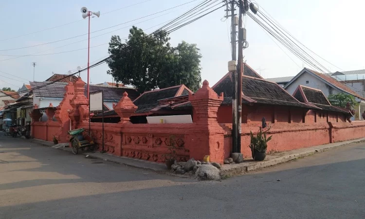 Masjid Merah via Google Maps Fiqih Dwi Hidayah, 1. Wisata Sejarah Keraton Kasepuhan di Cirebon, 2. Objek Wisata Keraton Kanoman di Cirebon, 3. Wahana Bermain Apita Waterboom, 4. Objek Wisata Sejarah Taman Sari Gua Sunyaragi di Cirebon, 5. Destinasi Wisata Banyu Panas Palimanan di Cirebon, 6. Wisata Religi Masjid Agung Sang Cipta Rasa Cirebon, 7. Wisata Belanja Terkenal Batik Trusmi Cirebon, 8. Wahana Bermain Waterboom siwalk di Cirebon, 9. Wahana Liburan Seru Outbound Siwalk di Cirebon, 10. Objek Wisata Danau Setu Patok di Cirebon, 11. Destinasi Wisata Wanawisata Ciwaringin di Cirebon, 12. Desa Wisata Cikalahang Cirebon, 13. Objek Wisata Situ Sedong di Cirebon, 14. Wahana Bermain Taman Ade Irma Suryani (Waterland) di Cirebon, 15. Wisata Kuliner Enak Nasi Jamblang Khas Cirebon, 16. Wisata Kuliner Empal gentong Khas Cirebon, 17. Tempat Romantis di Bukit Gronggong, 18. Objek Wisata Telaga Remis , 19. Ziarah ke Makam Sunan Gunung jati Cirebon, 20. Objek Wisata Pantai Kejawanan di Cirebon, 21. Pantai Baro Gebang, 22. Telaga Nilam, 23. Kolam Renang Hegar, 24. Kolam Renang Zam-Zam, 25. Water Park Ciperna, 26. Alun-alun Kejaksaan, 27. Batu Lawang, 28. Bukit Plangon, 29. Masjid Merah, 30. Jempol Waterboom, 31. Vihara Dewi Welas Asih, 32. Gedung BAT, 33. Wisata Kura Kura Belawa, 34. Masjid Raya At-Taqwa, 35. Keraton Kacirebonan, 36. Klenteng Hok Keng Tong, 37. Hutan Mangrove Kasih Sayang, 38. Pemandian Cibulan, 39. Tirtamas Gemilang, 40. Catherine Surya, 41. Grage City