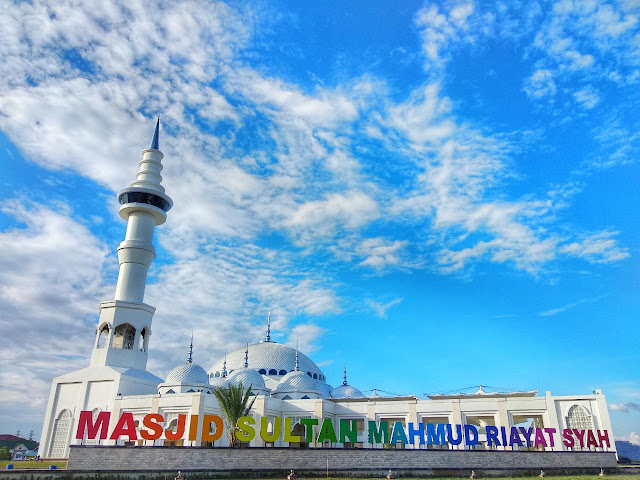 Masjid Sultan Mahmud Riayat Syah via Sarah Jalan, 1. Pantai Nongsa, 2. Batam City Square, 3. Pantai Melur, 4. Ocarina Park, 5. Kampung Vietnam, 6. Bukit Senyum, 7. Pantai Sekilak, 8. Komplek Nagoya City Walk, 9. Pantai Melayu, 10.Jembatan Barelang, 11. Pantai Tanjung Bemban, 12. Pantai Marina, 13. Pantai Tanjung Pinggir, 14. Golden Prawn Batam, 15. Rumah Kopi Fatmawati, 16. Harbour Bay Food Court, 17. Queen Garden Waterboom, 18. Alun-alun Engku Putri, 19. Masjid Agung Batam, 20. Hutan Wisata Mata Kucing, 21. Pantai Mirota, 22. Pulau Abang Besar, 23. Kebun Raya Batam , 24. Jodoh Centre Batam, 25. Pantai Tiga Putri Barelang, 25. Pulau Mubut, 26. Pantai Elyora, 27. Pantai Reviola, 28. Pulau Forest Top, 29. Taman Wisata Habibie 1000 Tangga, 30. Tebing Langit, 31. Pulau Tunjuk, 32. Pantai Vio Vio, 33. Pulau Petong, 34. Pancur Telaga Bidadari, 35. Sea Forest Adventure, 36. Marina City, 37. Pulau Ranoh, 38. Pulau Belakang Padang, 39. Bukit Tanjung Tritip, 40. Bukit Piayu Laut, 41. Masjid Sultan Mahmud Riayat Syah