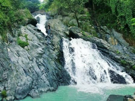 Menikmasi Eksotisme Curug Cibule Cianjur