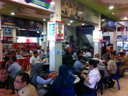 Menikmati Kopi di Kedai Kopi Kawasan Hang Tuah, 1. Objek Wisata Keluarga Riau Fantasi , 2. Tempat Rekreasi Kebun Binatang Sang Kulim , 3. Destinasi Wisata Danau Buatan Lembah Sari , 4. Objek Wisata Taman Rekreasi Alam Mayang di Pekanbaru, 5. Tempat Wisata Seru Istana Siak Sri Indrapura , 6. Objek Wisata Religi Masjid Agung An Nur di Pekanbaru, 7. Tempat Wisata Edukasi Perpustakaan Soeman H.S di Pekanbaru, 8. Wisata Sejarah di Masjid Senapelan Pekanbaru, 9. Tempat Wisata Belanja Pasar Bawah di Pekanbaru, 10. Wisata Belanja Oleh-oleh Dekranasda di Pekanbaru, 11. Objek Wisata Sejarah Museum Sang Nila Utama , 12. Tempat Wisata Alam Air Terjun Aek Martua, 13. Liburan Seru ke Anjungan Seni Idrus Tintin di Pekanbaru, 14. Objek Wisata Alam Air Terjun Guruh Gemurai di Pekanbaru, 15. Destinasi Wisata Desa Okura di Pekanbaru, 16. Liburan ke Taman Hutan Raya Sultan Syarif Kasim, 17. Objek Wisata Seru Sungai Kampar, 18. Tempat Wisata Kuliner Sup Tunjang Tribuana di Pekanbaru, 19. Tempat Makan yang Enak RM Baung, 20. Air Terjun Batu Dinding , 21. Taman Putri Kaca Mayang, 22. Wisata Budaya di Balai Adat Riau, 23. Menikmati Kopi di Kedai Kopi Kawasan Hang Tuah, 24. Air Terjun Batang Kapas, 25. Rainbow Hills Rumbai, 26. Bukit Kapur Air Hitam, 27. Hutan Kota Pekanbaru, 28. Danau Bandar Kayangan, 29. Citraland Waterpark, 30. Kuantan Regency Waterpark, 31. Taman Wisata Alam Mayang, 32. Agrowisata Tenayan Raya, 33. Taman Kota Pekanbaru, 34. Arboretum Universitas Riau, 35. Trans Studio Mini Pekanbaru, 36. Kawah Biru, 37. Teluk Jering, 38. Candi Muara Takus
