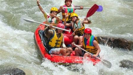 Menikmati Senasi Adrenalin di Arung Jeram Timbukar