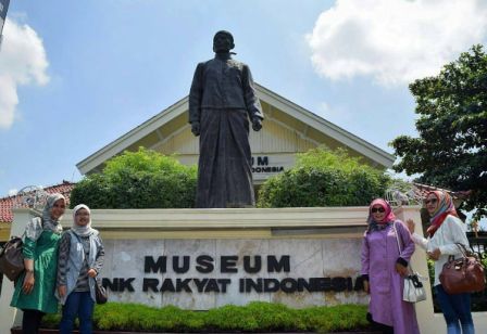 Museum Bank Rakyat Indonesia, 1. Objek Wisata Terkenal Baturaden di Purwokerto, 2. Tempat Wisata Alam Curug Gede di Purwokerto, 3. Objek Wisata Alam Air Terjun Curug Ceheng di Purwokerto, 4. Tempat Wisata Seru di Baturraden Adventure Forest Purwokerto, 5. Objek Wisata Air hangat belerang di Pancuran 7 di Purwokerto, 6. Tempat Wisata Seru Telaga sunyi di Purwokerto, 7. Objek Wisata Alam Curug Cipendok, 8. Objek Wisata Religi Gua Maria Kaliori di Purwokerto, 9. Wisata Kuliner Mendoan khas Purwokerto, 10. Destinasi Wisata Menantang Mendaki Gunung Slamet, 11. Tempat Wisata Seru Pemandian Kalibacin , 12. Tempat Wisata Keluarga Batur Agung di Purwokerto (Sudah Tutup), 13. Tempat Rekreasi Keluarga Telaga Pucung , 14. Monumen Panglima Besar Jenderal Sudirman , 15. Wahana Rekreasi Dreamland Park Pancasan di Purwokerto, 16. Wahana Permainan Seru Crossworld Paintball, 17. Nyantai di Alun-alun Lama Kota Banyumas, 18. Serunya Liburan di Depo Bay Depo Pelita Purwokerto, 19. Objek Wisata Terbaru Curug Nangga Di Banyumas, 20. Bukit Watu Meja, 21. Museum Bank Rakyat Indonesia, 22. Wisata Bendungan Gerak Serayu, 23. Tempat Wisata Alam Bukit Tranggulasih Purwokerto, 24. Liburan Seru ke Batur Agung Mount of Fun Purwokerto, 25. Wisata Alam Curug Gomblang di Purwokerto, 26. Curug Bayan, 27. Curug Telu, 28. Bukit Bintang Baturaden, 29. Wisata Alam Pancuran 3 Purwokerto, 30. Miniatur Dunia Purwokerto (Small World), 31. Bukit Pandang Munggang, 32. Puncak Dinar, 33. Bukit Gadog, 34. Kebun Bunga Matahari Rempoah, 35. Bukit Agaran, 36. Hutan Pinus Limpakuwus, 37. Curug Pinang, 38. The Forest Island, 39. The Village Purwokerto, 40. Bumi Perkemahan Wana Wisata Baturaden, 41. Taman Kaloka Widya Mandala