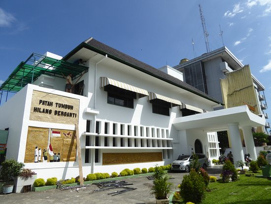 Museum Militer Bukit Barisan via Tripadvisor, 1. Danau Linting, 2. Air Terjun Dua Warna, 3. Air Terjun Batu Belah Sibolangit, 4. Gunung Sibayak, 5. Bukit Lawang, 6. Sungai Bukit Lawang, 7. Penangkaran Buaya Asam Kumbang Medan, 8. Istana Maimun Medan, 9. Masjid Raya Medan, 10. Air Terjun Sipiso-piso Tongging, 11. Rahmat Gallery Medan, 12. Liburan Asyik ke Kampung Keling Medan, 13. Menikmati Pesona Keindahan Air Terjun Tangkahan, 14. Mencoba Keseruan Naik Gajah di Tangkahan, 15. Tempat Wisata Seru Danau Lau Kawar, 16. Objek Wisata Menarik Salju Panas Tinggi Raja, 17. Tempat Wisata Anak Mickey Holiday Berastagi, 18. Taman Alam Lumbini Tempat Wisata di Lereng Gunung, 19. Liburan ke Maha Vihara Adhi Maitreya, 20. Wisata Sejarah Museum Sumatera Utara, 21. Objek Wisata Danau Siombak di Medan, 22. Tempat Wisata Kuliner Merdeka Walk di Medan, 23. Kebun Binatang Medan (Medan Zoo), 24. Tempat Wisata Keluarga Mora Indah di Medan, 25. Tempat Liburan Hairos Water Park Medan, 26. Taman Sri Deli, 27. Museum Situs Kota Cina, 28. Museum Militer Bukit Barisan, 29. The Le Hu Garden Medan, 30. Vihara Gunung Timur, 31. Pasar Belawan, 32. Kuil Shri Mariamman, 33. Gedung London Sumatera ( Losum ), 34. Kesawan Square, 35. Balai Kota Lama, 36. Masjid Al-Osmani, 37. Wonders Water World, 38. Gereja Lama Medan, 39. Kantor Pos Medan, 40. Tjong A Fie Mansion, 41. Graham Santa Maria Velangkanni