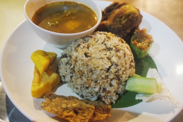 Nasi Tutug Oncom Bandung, 1. Nasi Liwet Khas Sunda, 2. Nasi Timbel Khas Sunda, 3. Nasi Tutug Oncom, 4. Karedok Khas Sunda, 5. Lotek Sunda, 6. Tumis Genjer Oncom dari Sunda, 7. Pepes Ikan Khas Sunda, 8. Bakakak Hayam, Makanan Khas Sunda yang Unik, 9. Soto Bandung, Salah Satu Makanan Khas Sunda, 10. Soto Mie, Makanan Khas Sunda yang Populer, 11. Mie Kocok, Sajian Kuliner Khas Bandung, 12. Sate Maranggi, Makanan Khas Sunda yang Mendunia, 13. Empal Gentong Khas Jawa Barat, 14. Kupat Tahu, Menu Sarapan Khas Sunda, 15. Geco, Makanan Khas Cianjur, 16. Surabi, Makanan Khas Tradisional Sunda, 17. Tahu Sumedang Khas Sunda, 18. Tahu Gejrot Khas Sunda, 19. Combro Khas Sunda, 20. Bapatong, Makanan Khas Sunda yang Nikmat, 21. Cungkring, Makanan Khas Sunda dari Bogor, 22. Peuyeum Khas Sunda, 23. Kadedemes, Khas Sunda Jawa Barat, 24. Laksa Bogor, Khas Sunda, 25. Batagor, 26. Gepuk, 27. Basreng, 28. Dodol Garut, 29. Kue Gemblong, 30. Kue Cucur, 31. Apem Putih