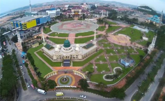 Nongkrong di Alun-alun Engku Putri Batam, 1. Pantai Nongsa, 2. Batam City Square, 3. Pantai Melur, 4. Ocarina Park, 5. Kampung Vietnam, 6. Bukit Senyum, 7. Pantai Sekilak, 8. Komplek Nagoya City Walk, 9. Pantai Melayu, 10.Jembatan Barelang, 11. Pantai Tanjung Bemban, 12. Pantai Marina, 13. Pantai Tanjung Pinggir, 14. Golden Prawn Batam, 15. Rumah Kopi Fatmawati, 16. Harbour Bay Food Court, 17. Queen Garden Waterboom, 18. Alun-alun Engku Putri, 19. Masjid Agung Batam, 20. Hutan Wisata Mata Kucing, 21. Pantai Mirota, 22. Pulau Abang Besar, 23. Kebun Raya Batam , 24. Jodoh Centre Batam, 25. Pantai Tiga Putri Barelang, 25. Pulau Mubut, 26. Pantai Elyora, 27. Pantai Reviola, 28. Pulau Forest Top, 29. Taman Wisata Habibie 1000 Tangga, 30. Tebing Langit, 31. Pulau Tunjuk, 32. Pantai Vio Vio, 33. Pulau Petong, 34. Pancur Telaga Bidadari, 35. Sea Forest Adventure, 36. Marina City, 37. Pulau Ranoh, 38. Pulau Belakang Padang, 39. Bukit Tanjung Tritip, 40. Bukit Piayu Laut, 41. Masjid Sultan Mahmud Riayat Syah