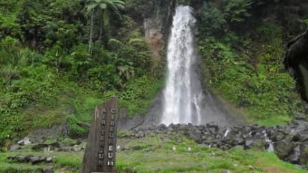 Objek Wisata Air Terjun Cibeureum di Cianjur