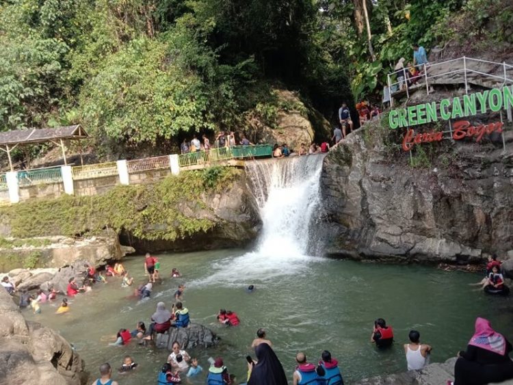 Objek Wisata Green Canyon di Karawang, 1. Objek Wisata Pantai Tanjung Baru di Karawang, 2. Pantai Tanjung Pakis Karawang, 3. Destinasi Wisata Pantai Samudera Baru di Karawang, 4. Objek Wisata Alam Curug Bandung di Karawang, 5. Tempat Liburan Asyik di Danau Cipule Karawang, 6. Tempat Wisata Seru di Karawang – Curug Cigentis, 7. Vihara Shia Jin Ku Po di Karawang, 8. Tempat Wisata Sejarah Situs Candi Jiwa di Karawang, 9. Wisata Curug Cikarapyak di Karawang, 10. Objek Wisata Alam Curug Cipanundaan di Karawang, 11. Liburan ke Curug Cikoleangkak di Karawang, 12. Tempat Liburan Menarik Danau Kalimati di Karawang, 13. Liburan ke Situ Kamojing di Karawang, 14. Objek Wisata Green Canyon di Karawang, 15. Waterboom Kampung Wisata Curug Cigentis di Karawang, 16. Wisata Sejarah Monumen Rawagede di Karawang, 17. Tempat Wisata Kuliner Soto Gempol di Karawang, 18. Tempat Makan Enak Gabus Pucung Warung Mandiri di Karawang, 19. Wisata Kuliner Lezat Tahu Bumbu Sari Rasa di Karawang, 20. Tempat Kuliner Enak Soto Tangkar Mang Nean di Karawang, 21. Makanan Khas Karawang Kue Gonjing, 22. Wisata Sejarah Monumen Kebulatan Tekad Rengasdengklok, 23. Tempat Wisata Belanja Mall Karawang Central Plaza, 24. Tempat Liburan Keluarga Taruma Leisure Water Park di Karawang, 25. Tempat Liburan Seru Wonderland Adventure Water Park , 26. Mampir di Sentra Kerajinan Boneka Cikampek Karawang, 27. Wisata Keluarga Bendungan Walahar di Karawang, 28. Menikmati Indahnya Panorama Indah Bukit Sempur, 29. Mendaki Gunung Sanggabuana , 30. Wisata Belanja Pasar Baru Karawang, 31. Liburan Seru ke Situ Cibayat, 32. Pemancingan JAKA Tirta Mulya, 33. Wisata Sejarah ke Candi Blandongan, 34. Liburan Seru ke Kelenteng Sian Jin Ku Po Karawang
