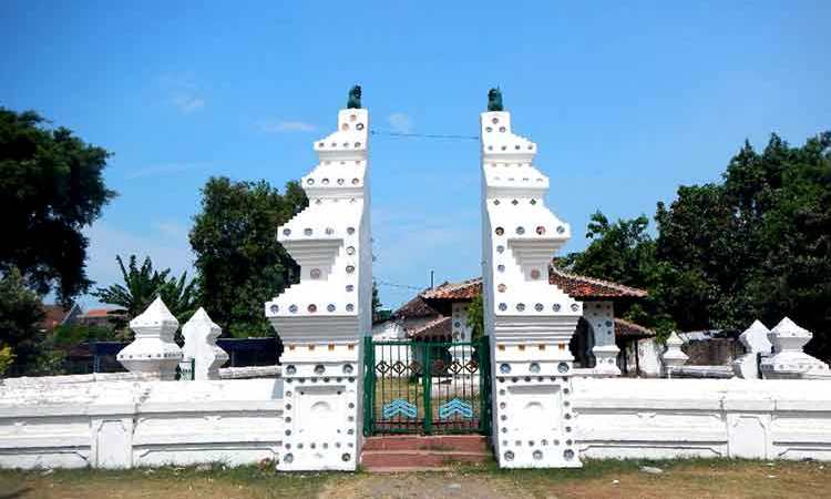 Objek Wisata Keraton Kanoman di Cirebon via Situsbudaya, 1. Wisata Sejarah Keraton Kasepuhan di Cirebon, 2. Objek Wisata Keraton Kanoman di Cirebon, 3. Wahana Bermain Apita Waterboom, 4. Objek Wisata Sejarah Taman Sari Gua Sunyaragi di Cirebon, 5. Destinasi Wisata Banyu Panas Palimanan di Cirebon, 6. Wisata Religi Masjid Agung Sang Cipta Rasa Cirebon, 7. Wisata Belanja Terkenal Batik Trusmi Cirebon, 8. Wahana Bermain Waterboom siwalk di Cirebon, 9. Wahana Liburan Seru Outbound Siwalk di Cirebon, 10. Objek Wisata Danau Setu Patok di Cirebon, 11. Destinasi Wisata Wanawisata Ciwaringin di Cirebon, 12. Desa Wisata Cikalahang Cirebon, 13. Objek Wisata Situ Sedong di Cirebon, 14. Wahana Bermain Taman Ade Irma Suryani (Waterland) di Cirebon, 15. Wisata Kuliner Enak Nasi Jamblang Khas Cirebon, 16. Wisata Kuliner Empal gentong Khas Cirebon, 17. Tempat Romantis di Bukit Gronggong, 18. Objek Wisata Telaga Remis , 19. Ziarah ke Makam Sunan Gunung jati Cirebon, 20. Objek Wisata Pantai Kejawanan di Cirebon, 21. Pantai Baro Gebang, 22. Telaga Nilam, 23. Kolam Renang Hegar, 24. Kolam Renang Zam-Zam, 25. Water Park Ciperna, 26. Alun-alun Kejaksaan, 27. Batu Lawang, 28. Bukit Plangon, 29. Masjid Merah, 30. Jempol Waterboom, 31. Vihara Dewi Welas Asih, 32. Gedung BAT, 33. Wisata Kura Kura Belawa, 34. Masjid Raya At-Taqwa, 35. Keraton Kacirebonan, 36. Klenteng Hok Keng Tong, 37. Hutan Mangrove Kasih Sayang, 38. Pemandian Cibulan, 39. Tirtamas Gemilang, 40. Catherine Surya, 41. Grage City