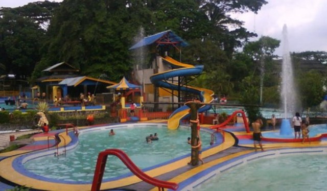 Objek Wisata Mangkubumi Waterpark di Tasikmalaya