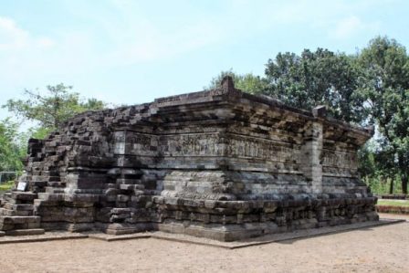 Objek Wisata Sejarah Candi Tegowangi di Kediri